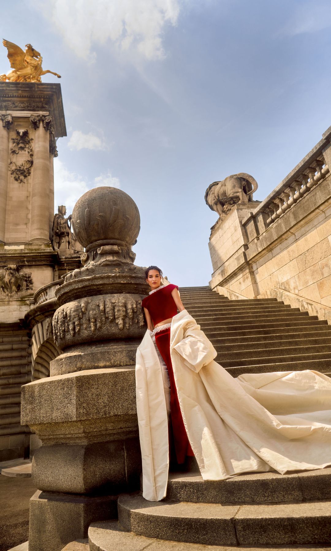 Bárbara Mirjan posando en unas escaleras de París