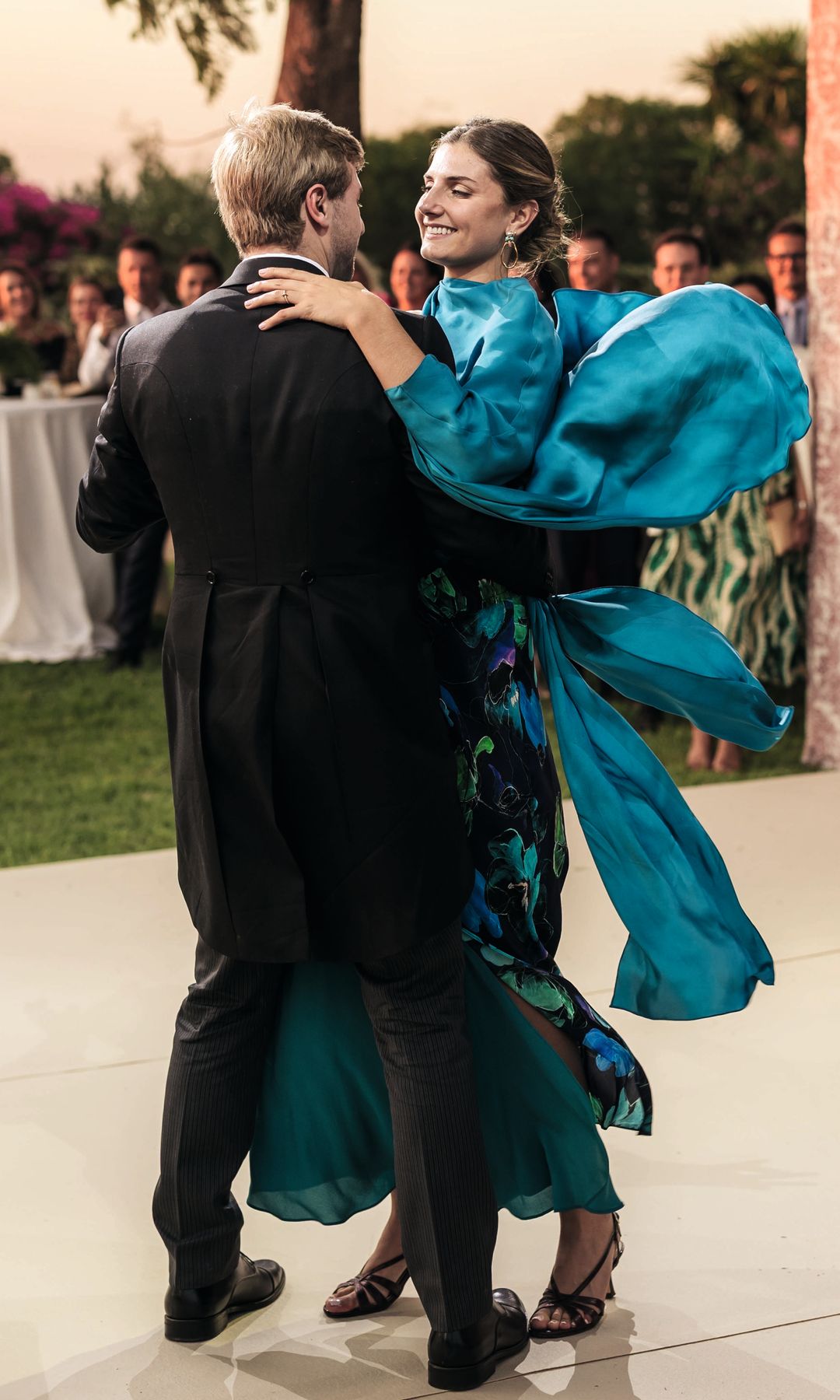 Luis bailando con su hermana