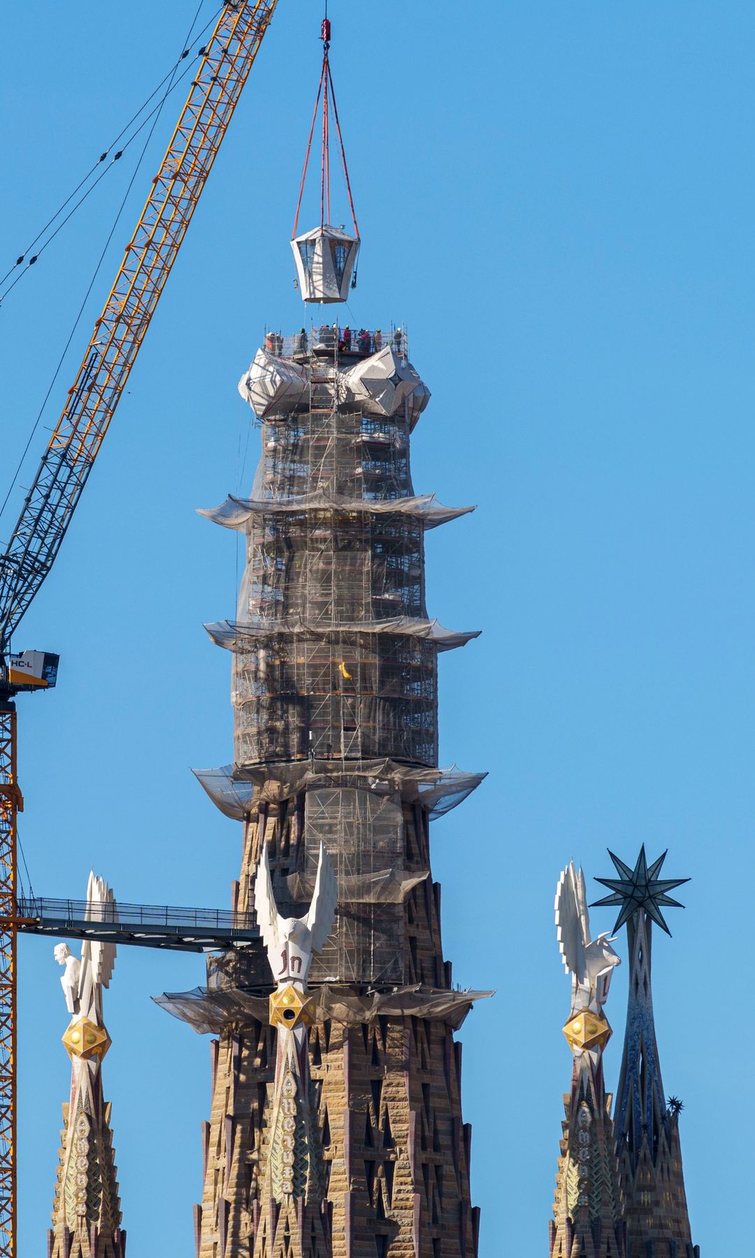 Coronación de la torre de Jesús, de la Sagrada Familia, lo que convierte a la basílica de Barcelona en la iglesia más alta del mundo, con 172.5 metros