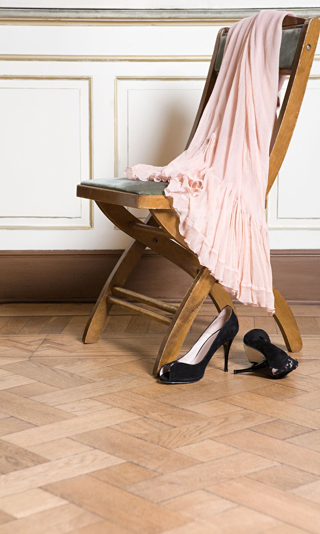 Ropa y zapatos en una silla