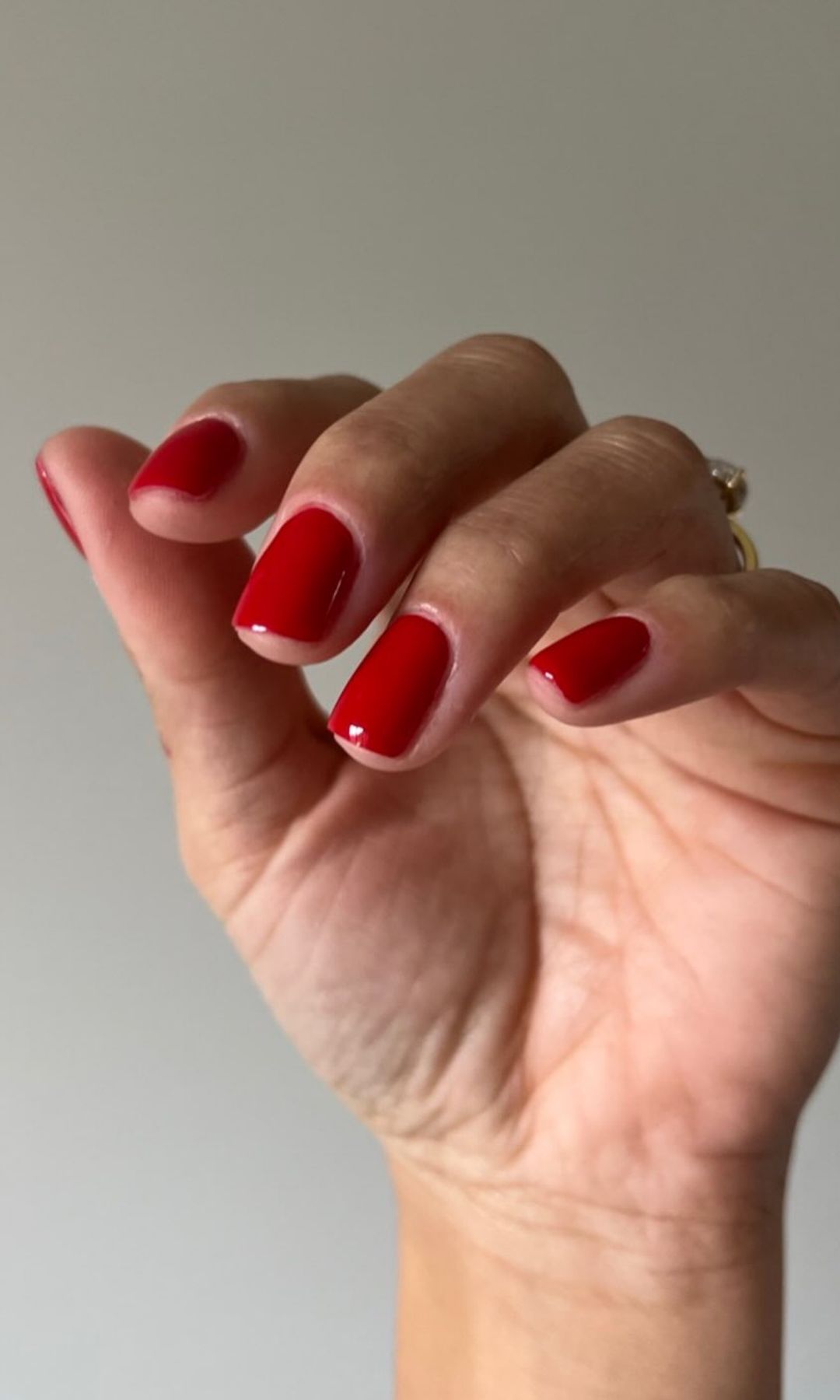 Manicura italiana en rojo