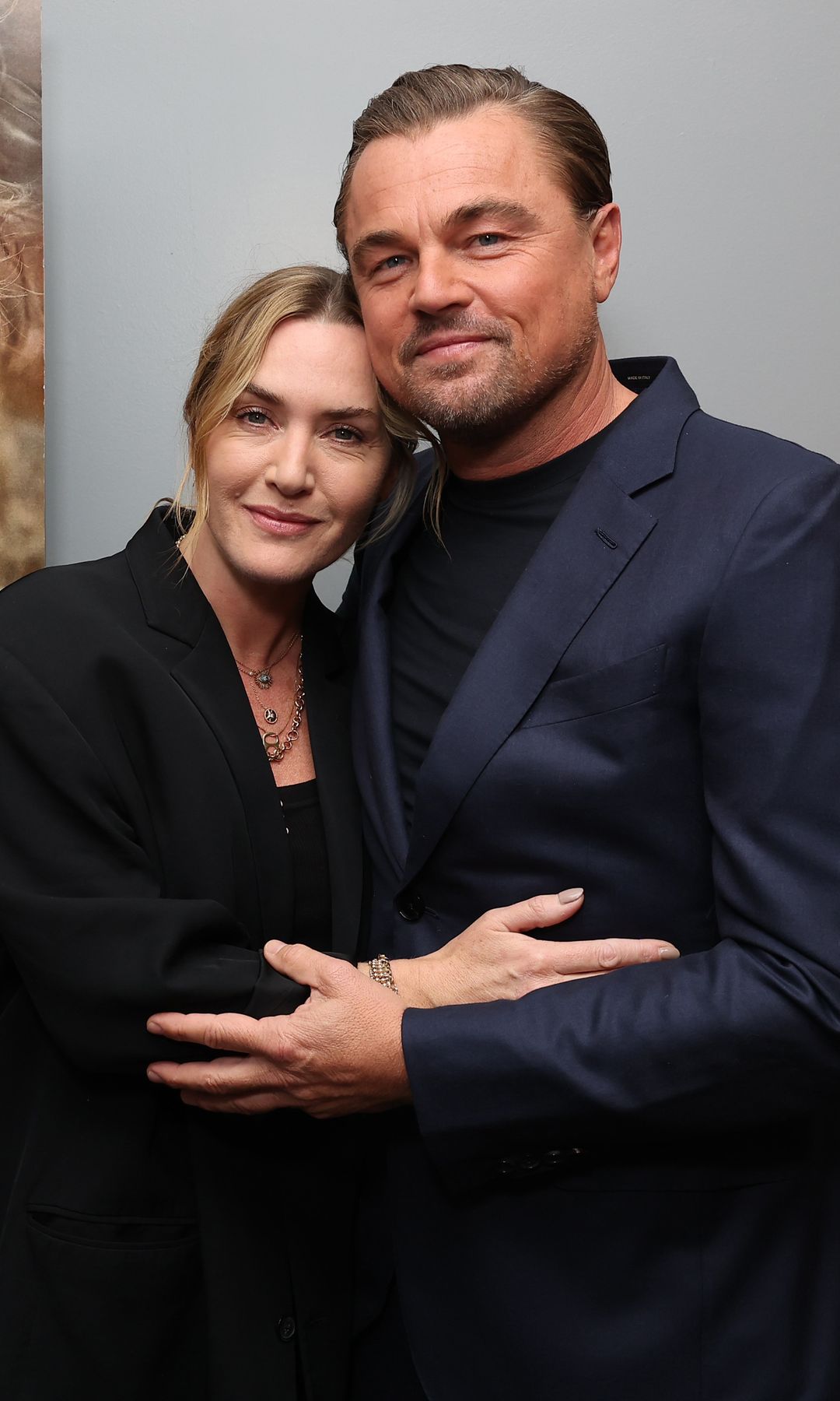 Plano medio de Leonardo DiCaprio posando con Kate Winslet en la presentación de su película