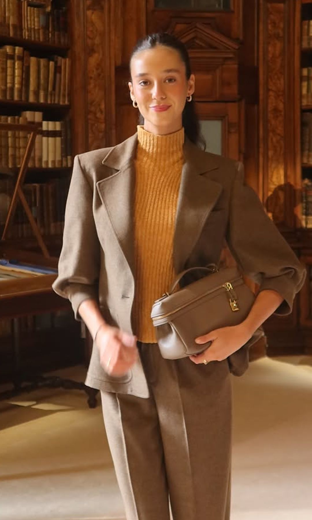 Victoria Federica, más sofisticada y discreta que nunca en Italia: traje de cashmere y cuello alto de seda para adelantar el frío