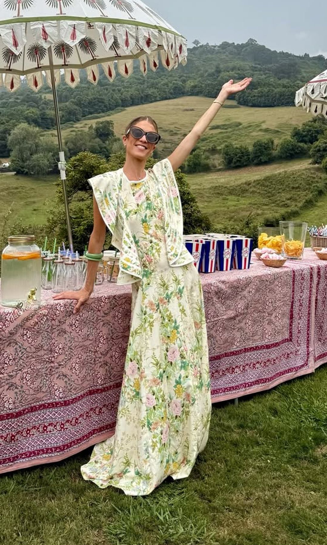 Inés de Cominges, con vestido de flores (agosto de 2025)