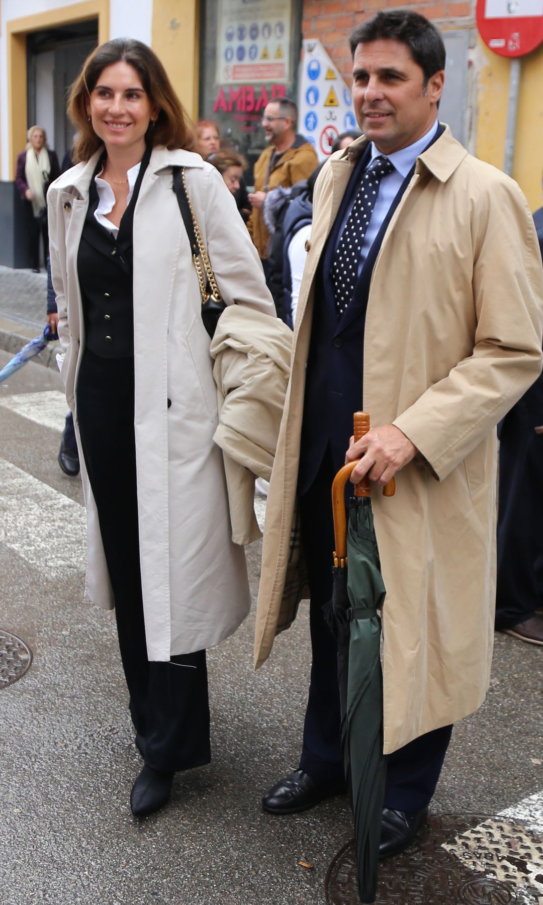 Lourdes Montes y Francisco Rivera en Triana en la Semana Santa de 2024. Las procesiones de la Semana Santa no se pudieron celebrar durante dos años en el Covid-19 y desde entonces, la familia trata de no faltar a esta cita en el calendario.