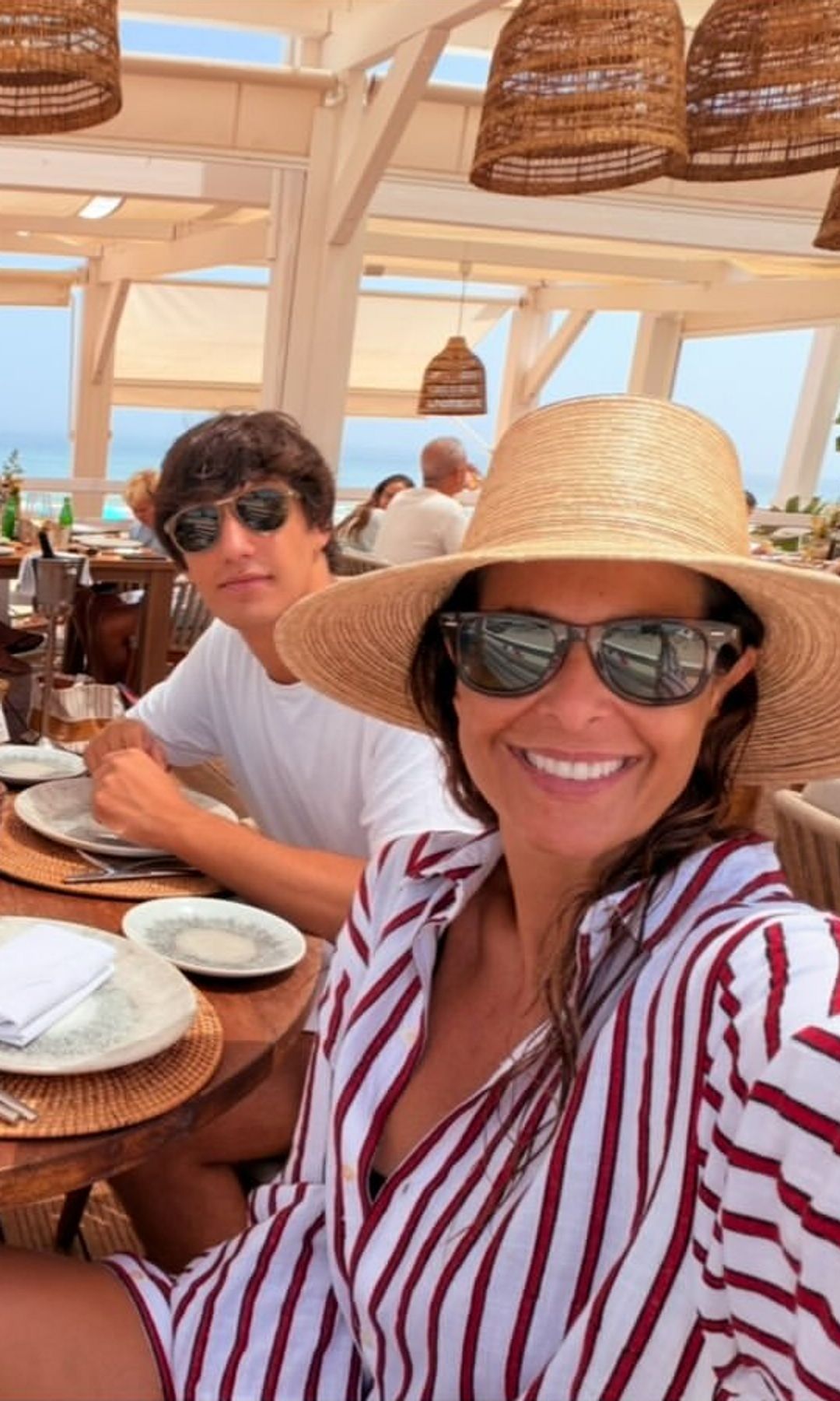 Nuria Roca y Juan del Val han puesto el broche final a sus vacaciones de verano en Sancti Petri, un destino al que regresan cada año junto a sus hijos