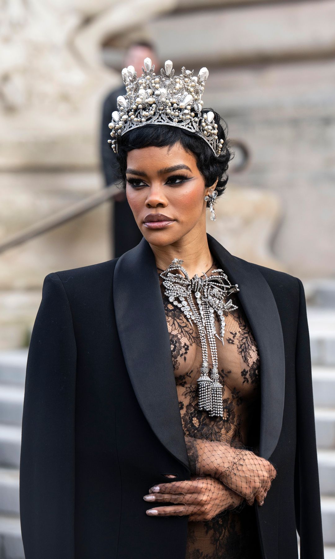 Teyana Taylor con una impactante corona a la entrada del desfile.
