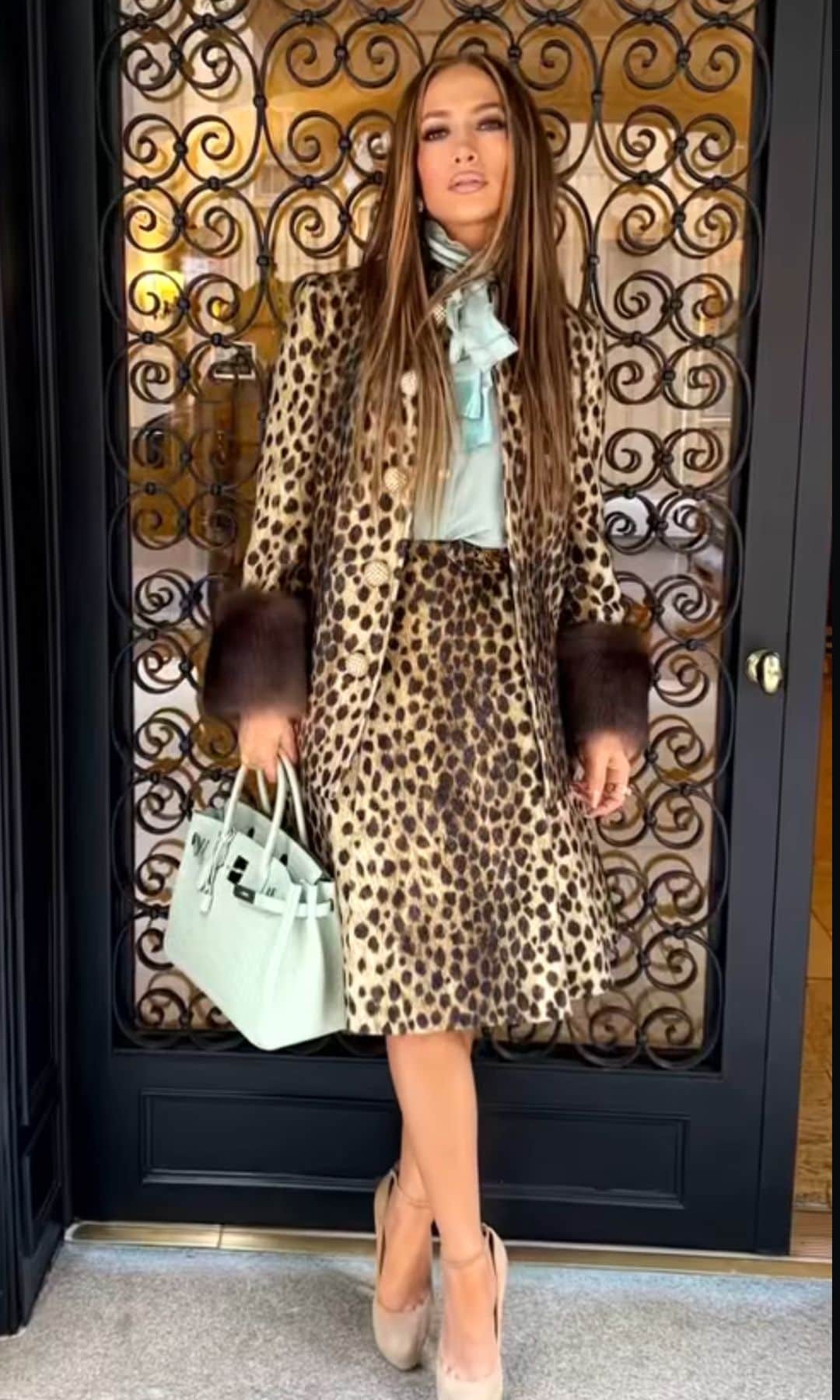 JLo también llevó su estética mob wife a un nuevo nivel con un look de animal print combinado con baby blue.