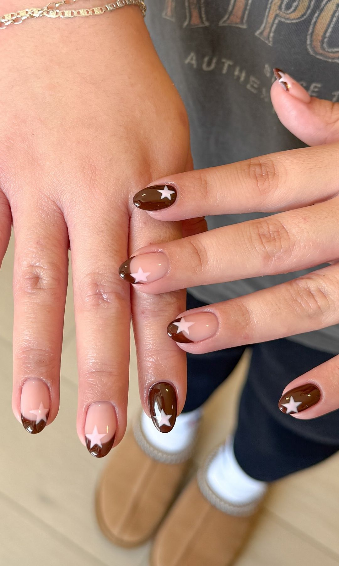 Manicura de estrellas en marrón chocolate