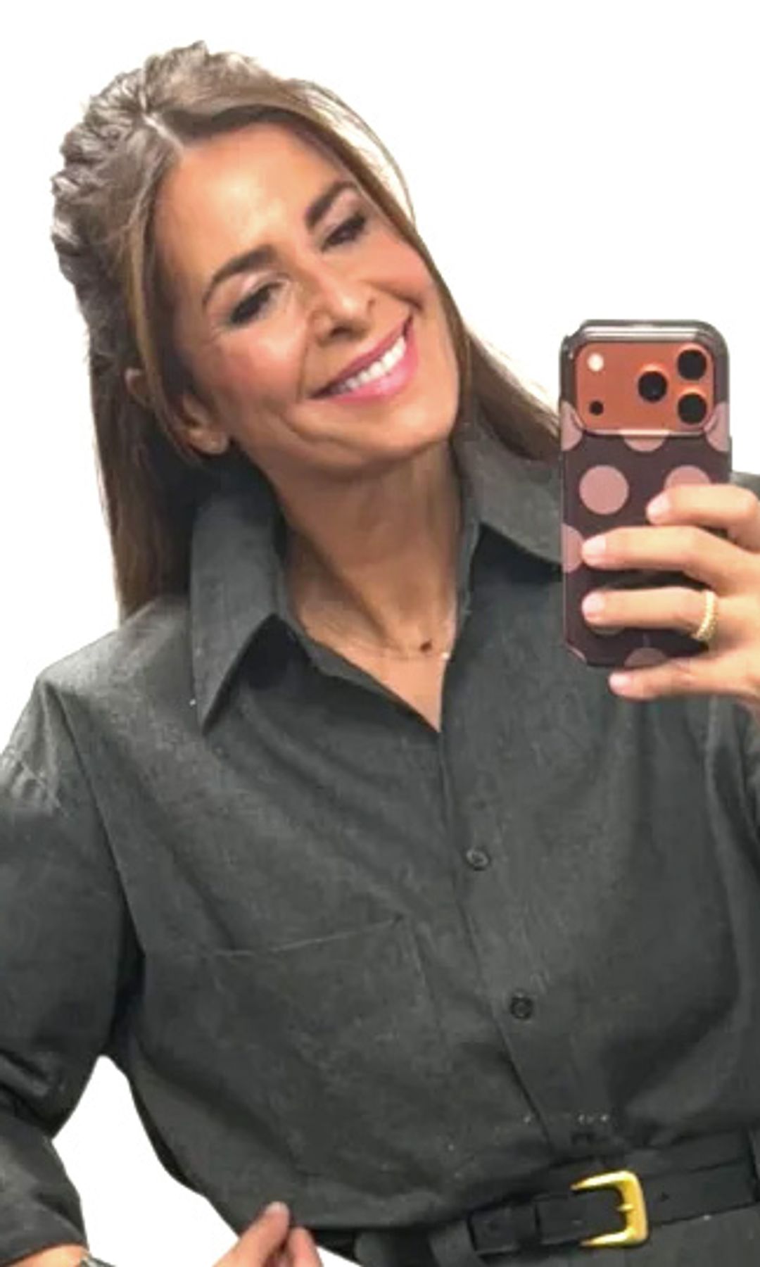 Nuria Roca se transforma en una elegante ejecutiva de Nueva York con el traje gris marengo que mejor sienta a los 50