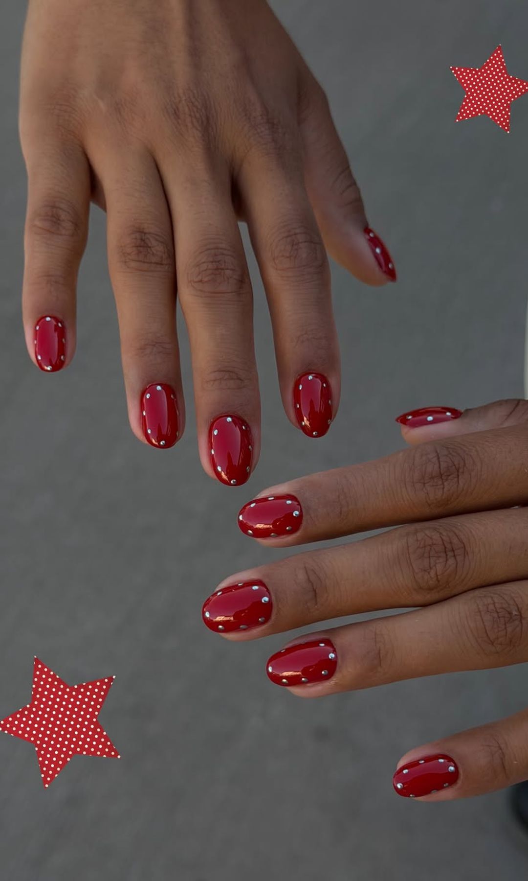 Manicura roja con tachuelas