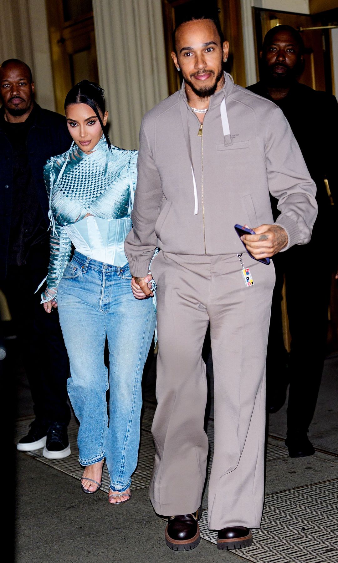  Kim Kardashian y Lewis Hamilton siendo captados mientras pasean por Nueva York