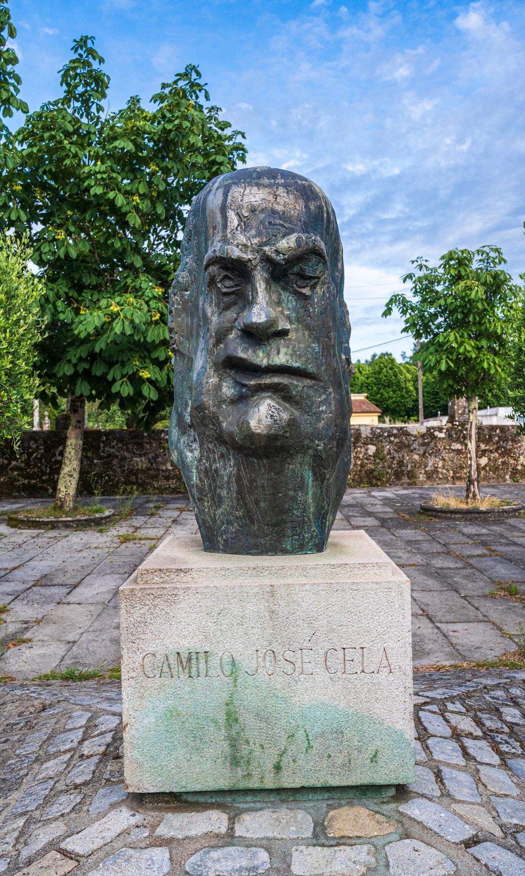 Escultura en homenaje a Camilo José Cela en Padrón, A Coruña
