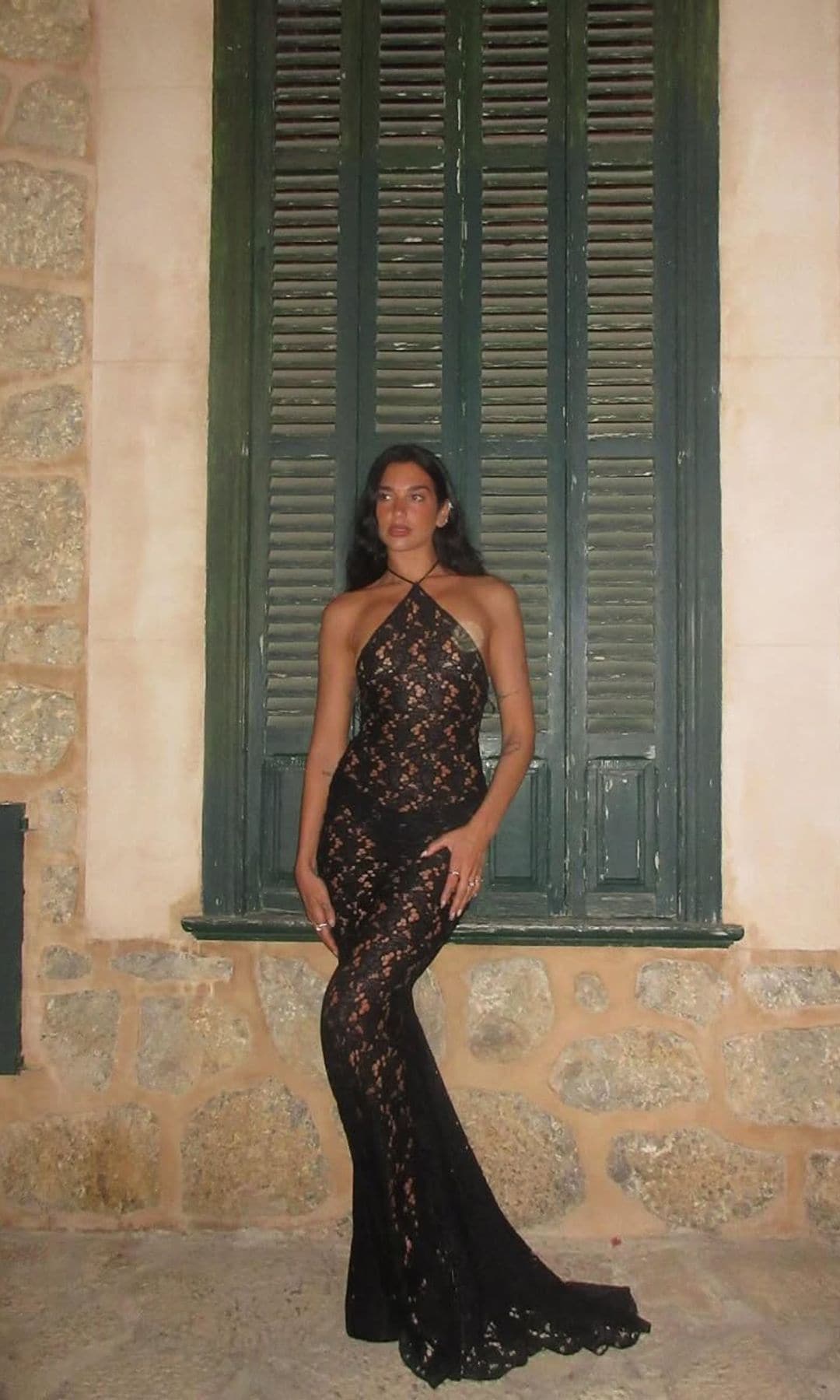 Dua Lipa con vestido negro