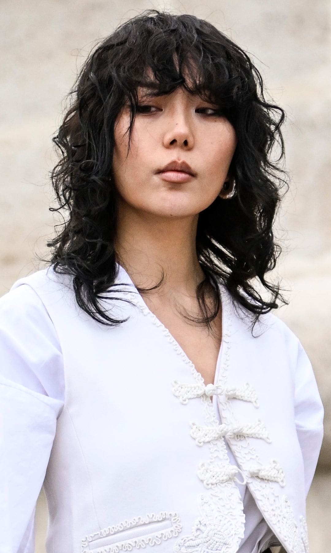 Mujer con pelo rizado