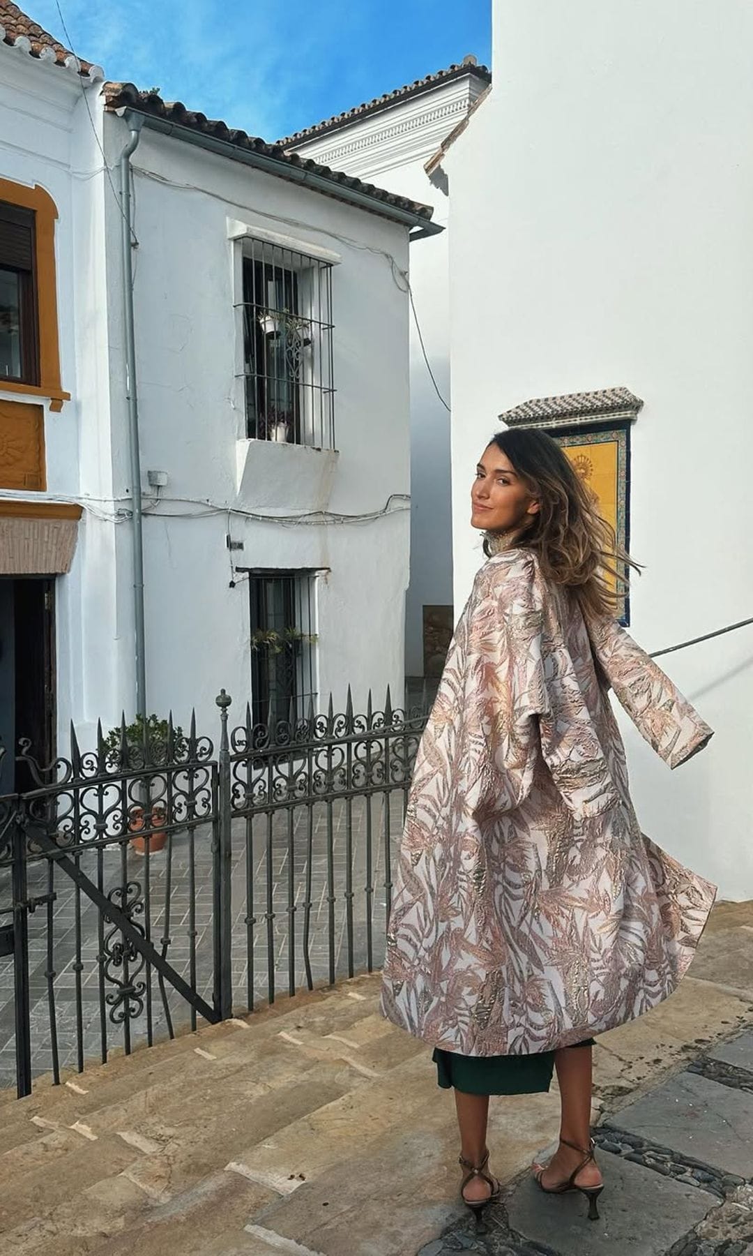 Look de invitada con abrigo