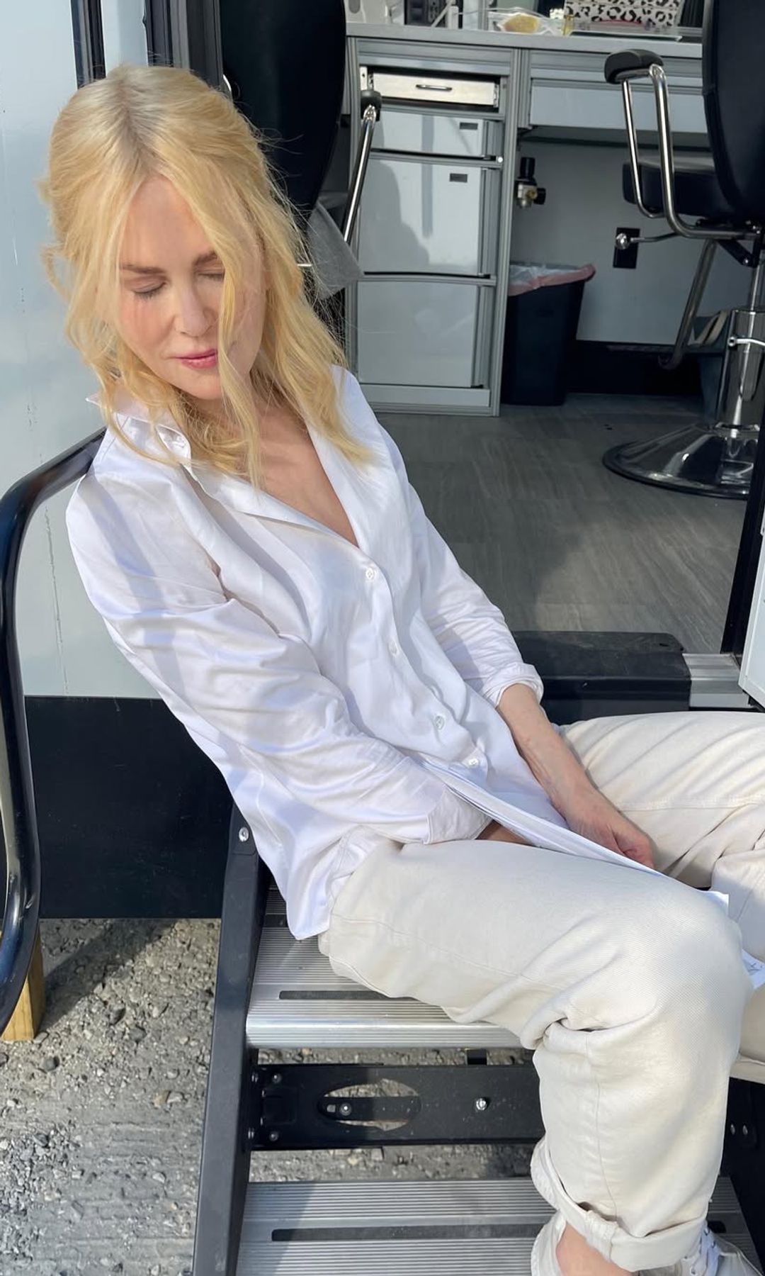 Nicole Kidman durante un momento de descanso detrás de cámaras