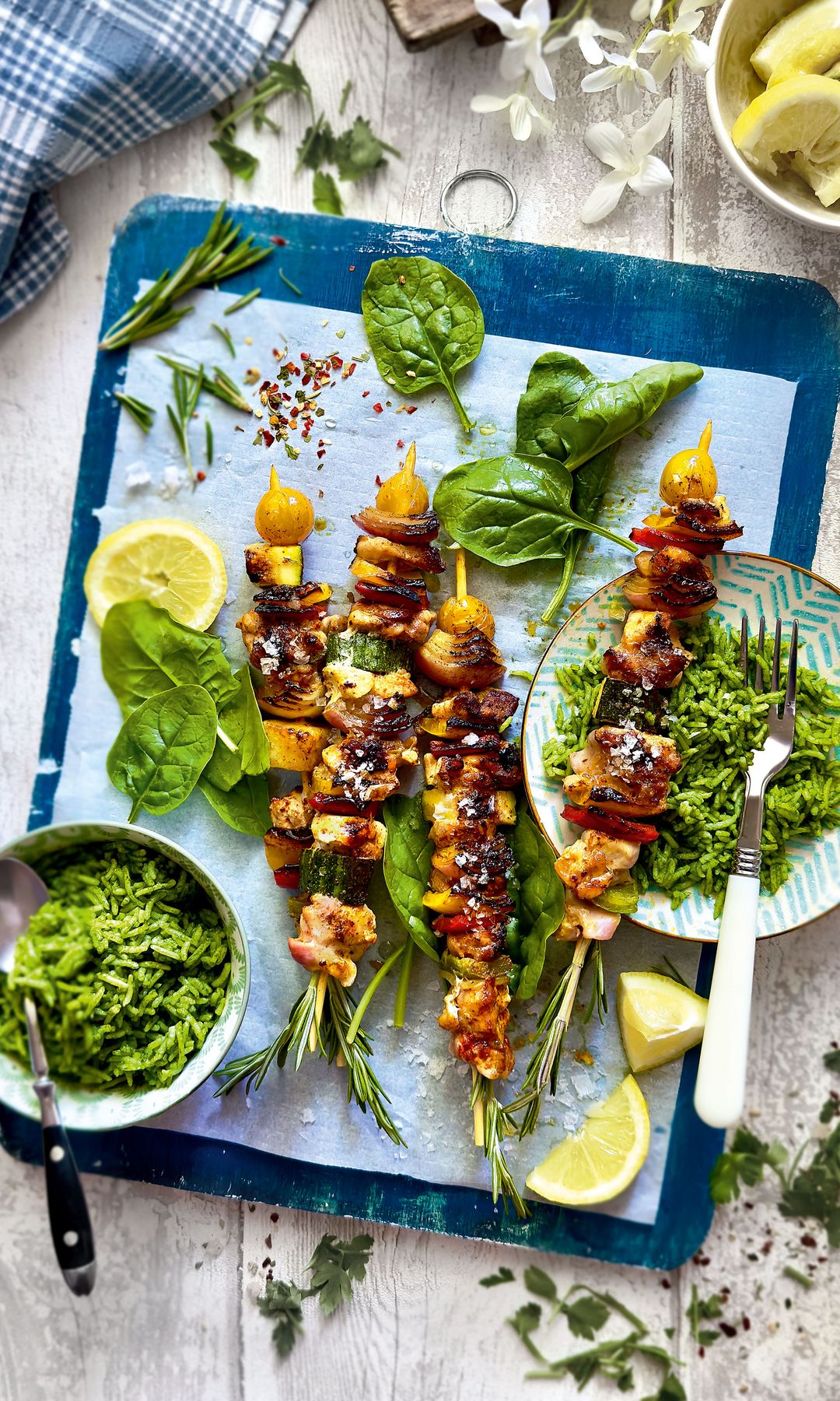 Brochetas de pollo especiado con verduras a la parrilla y arroz verde
