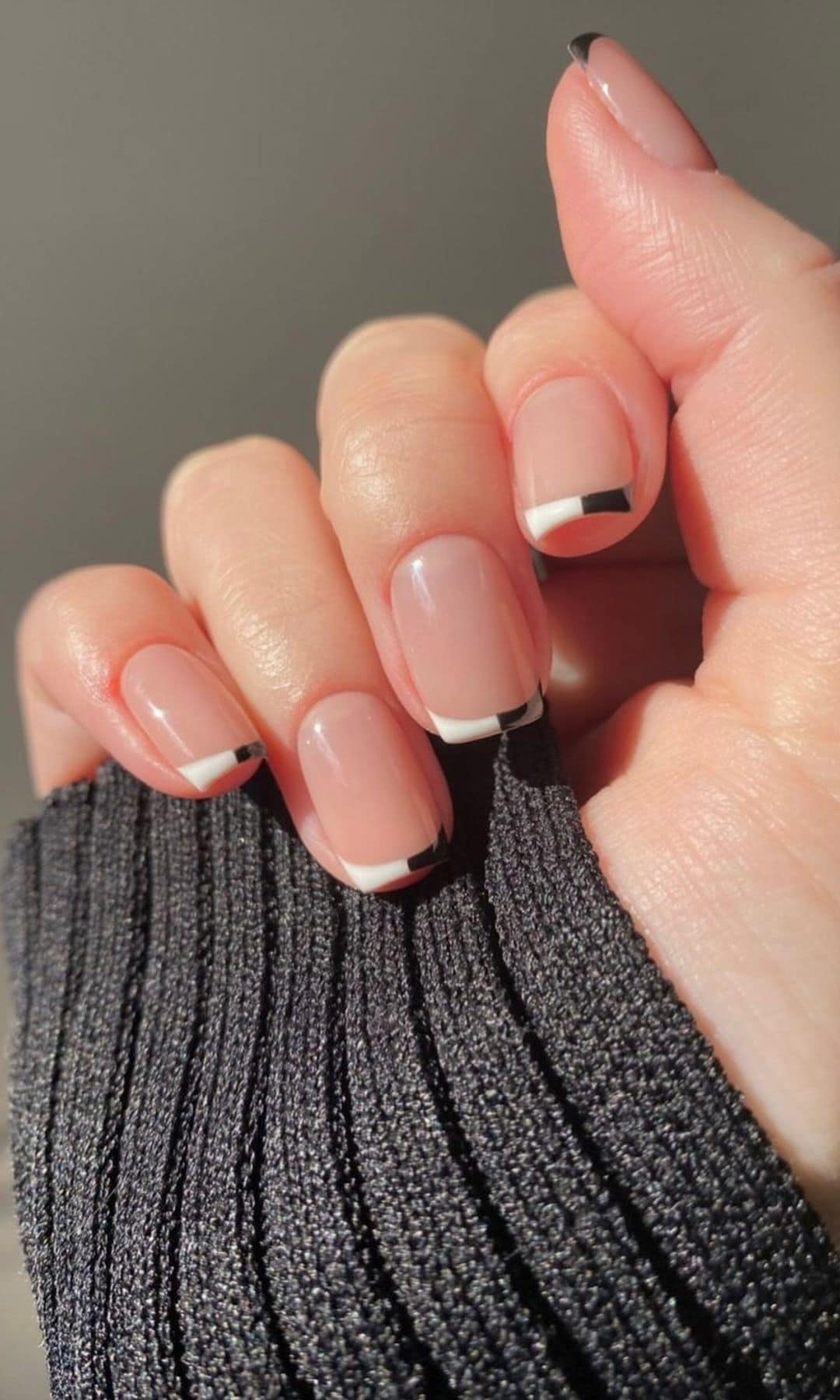Manicura francesa en blanco y negro