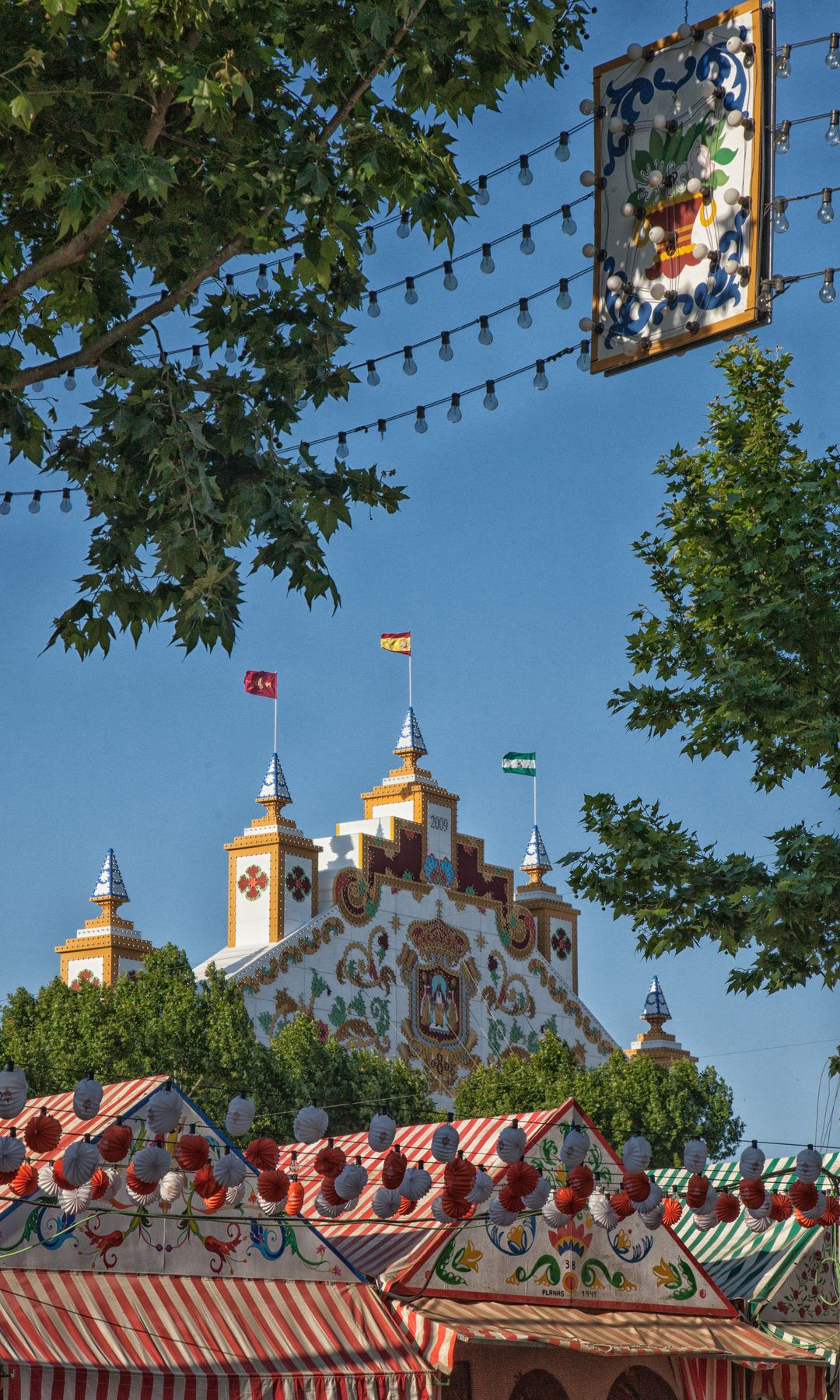 Portada del Real en las Feria de Abril de Sevilla, con las casetas decoradas con farolillos