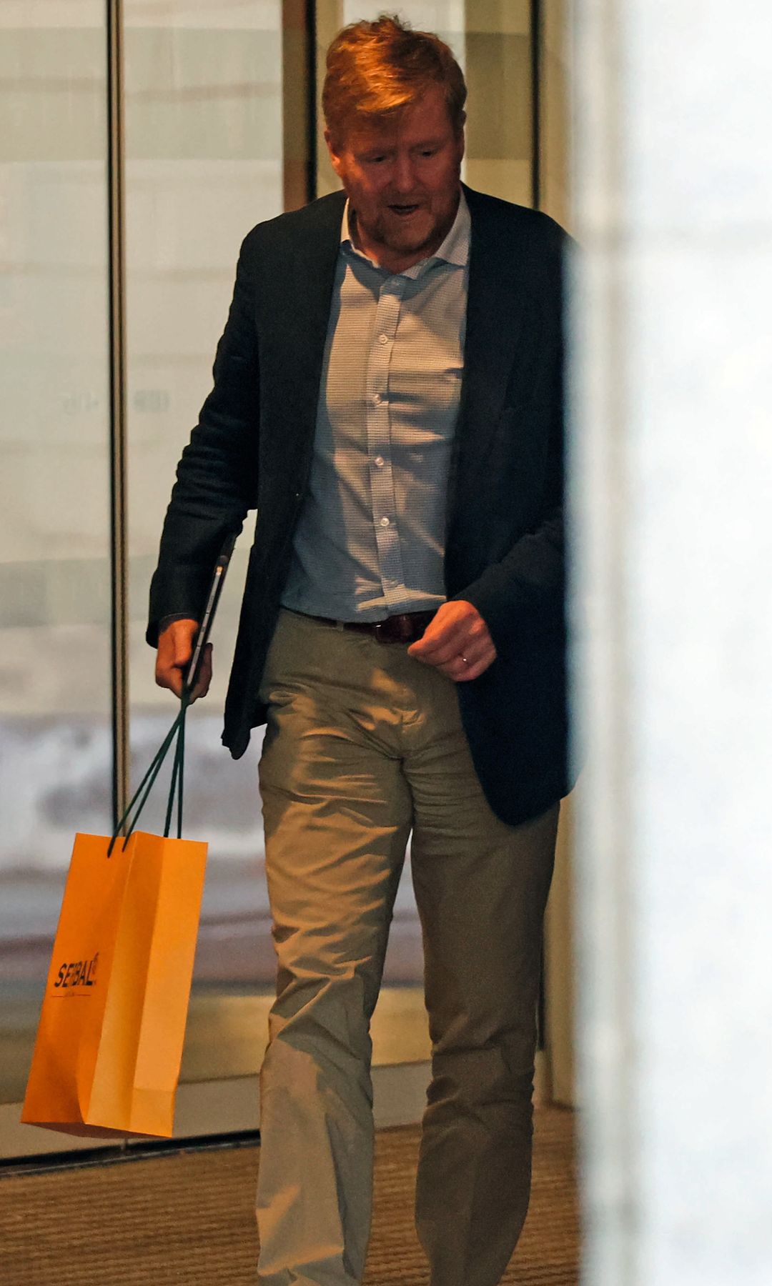 El rey Guillermo de Holanda con una bolsa