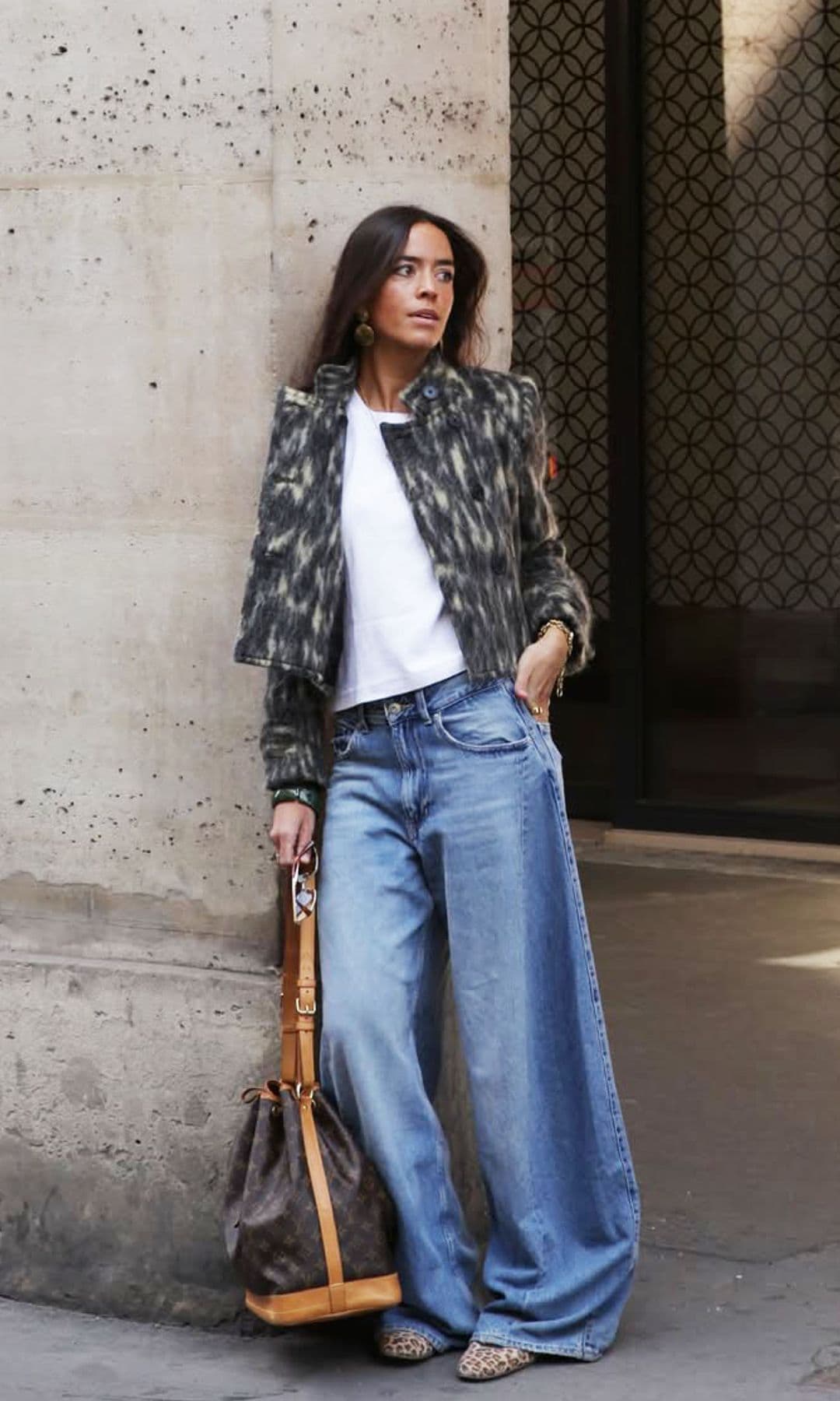 Si quieres que los vaqueros anchos te estilicen, y mucho, copia estos trucos de María Alcalde