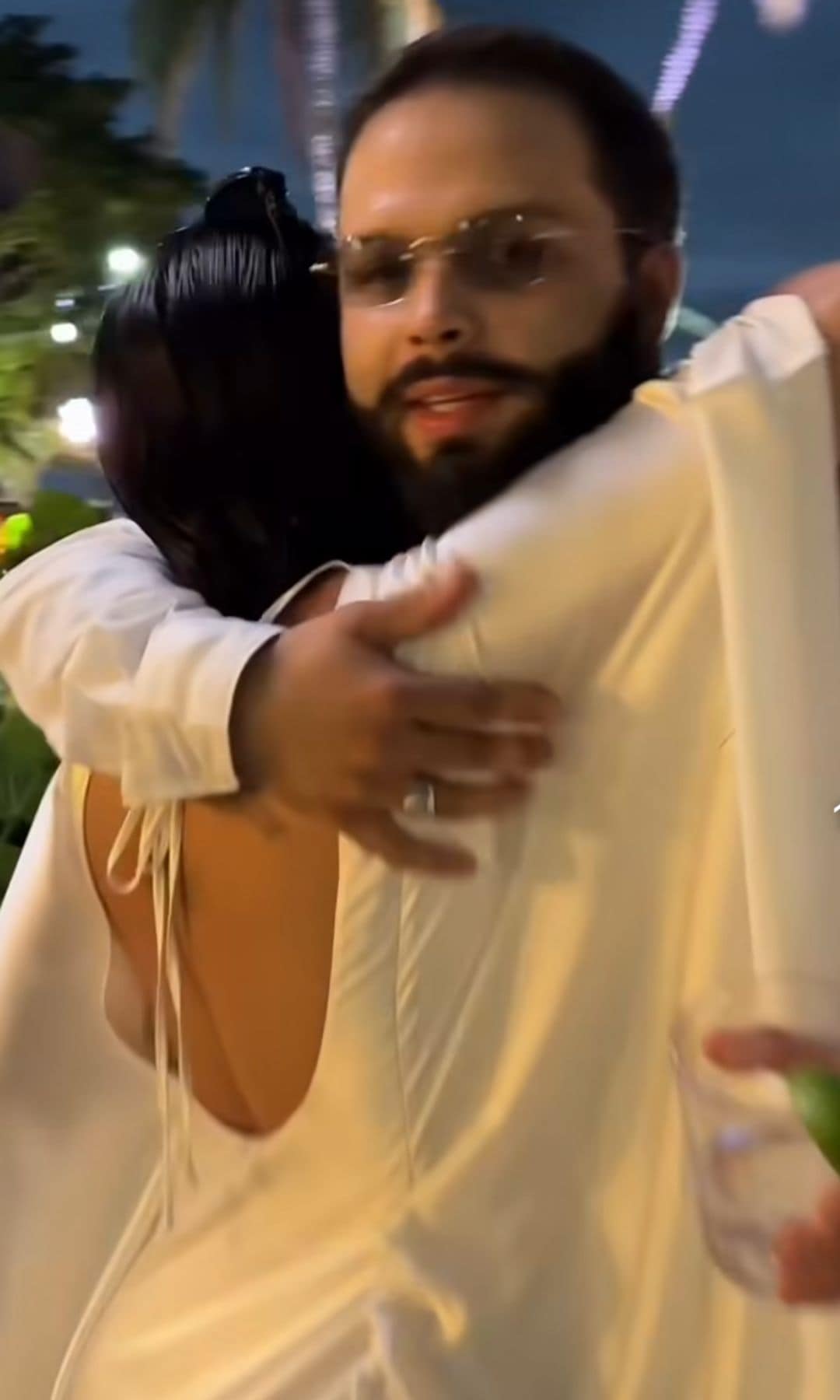 Leonardo Aguilar se fundió en un tierno abrazo con su hermana menor.