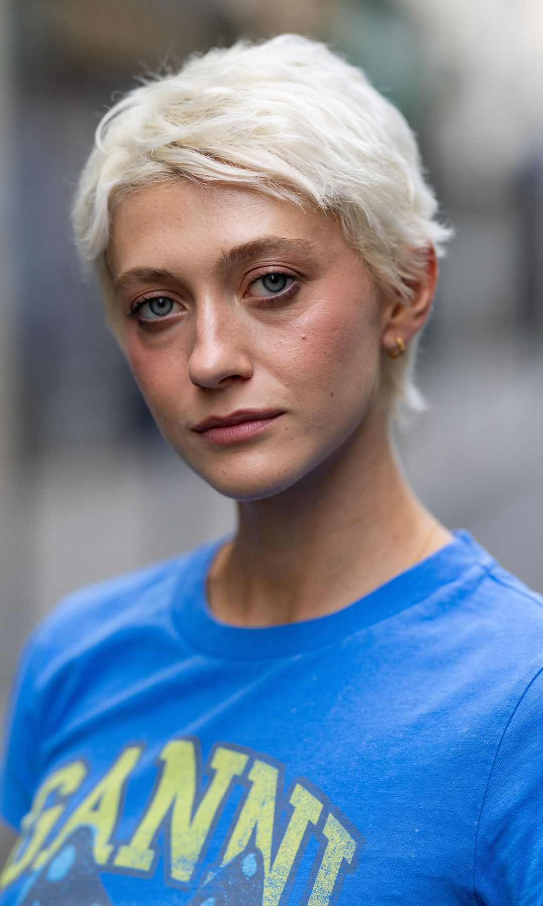  Mujer rubia con cabello muy corto y a capas