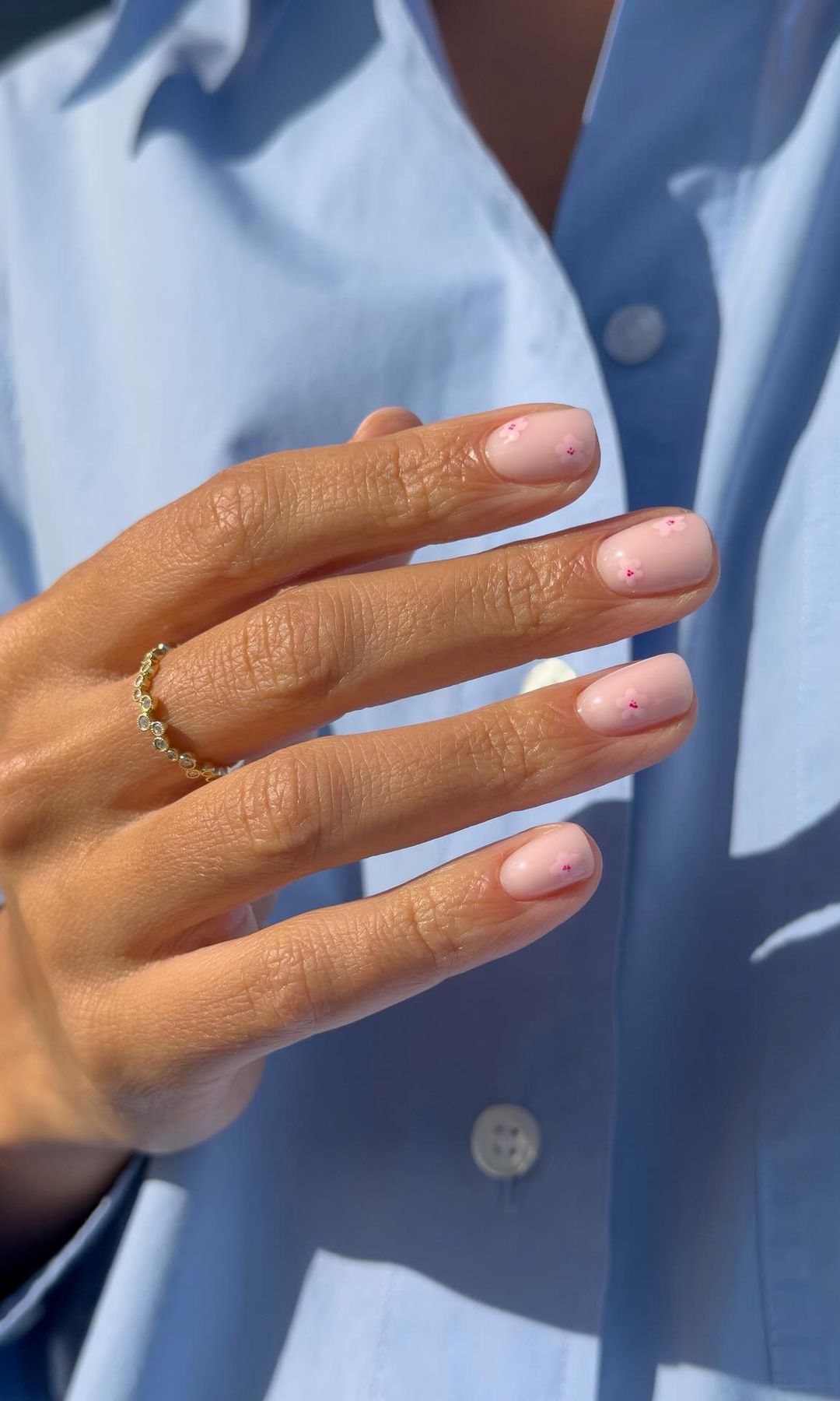 Manicura minimalista de flores