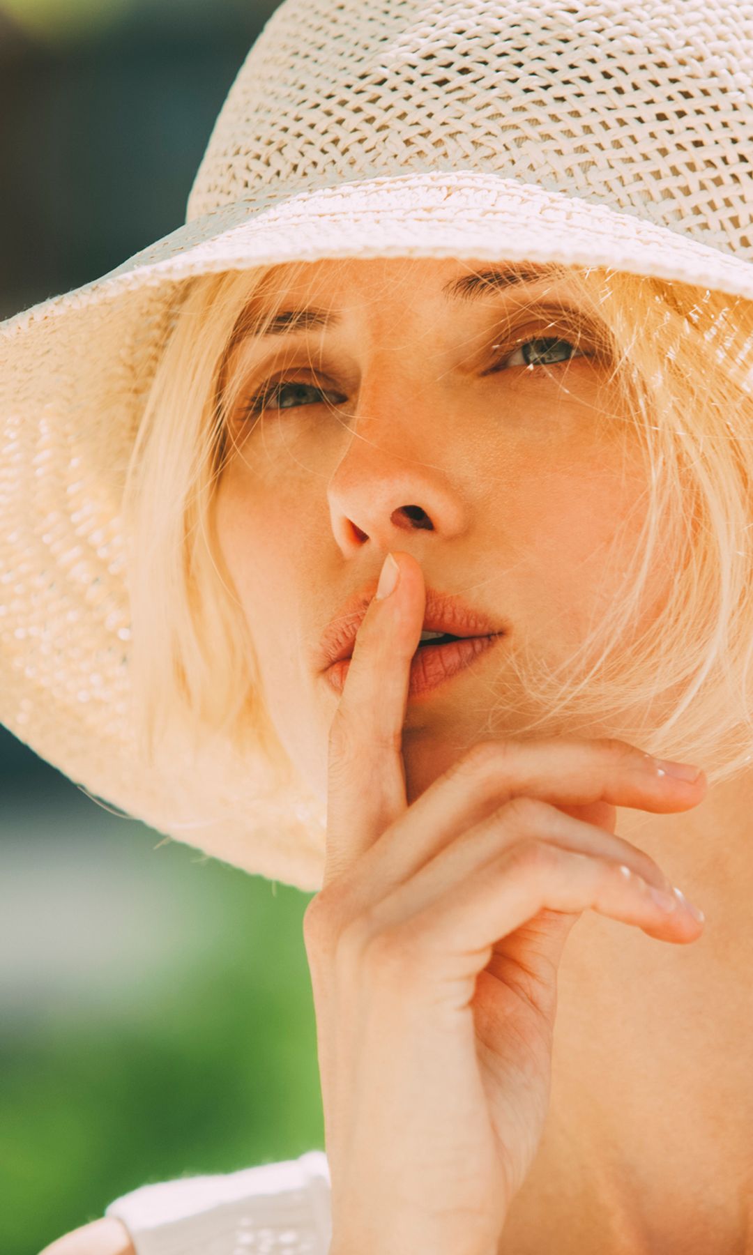 Mujer preocupada y seria con un sombrero calado