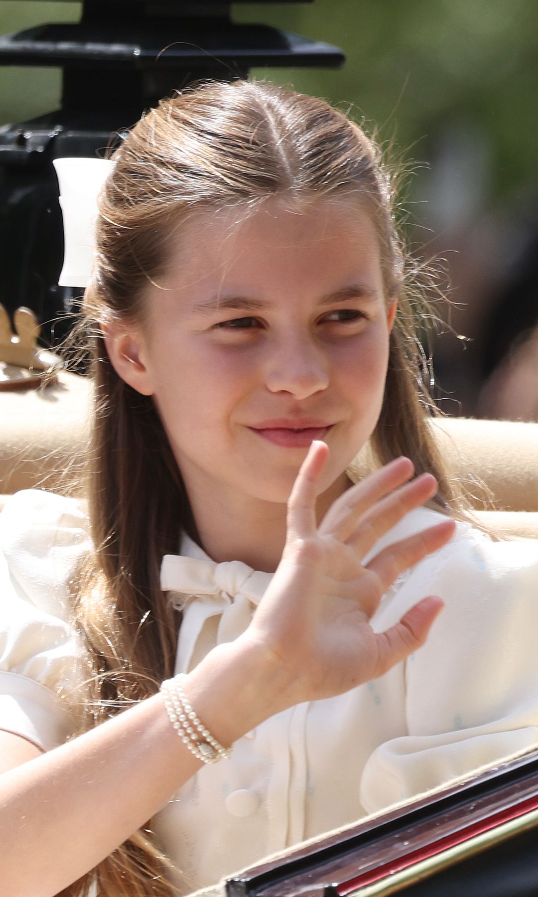 La princesa Charlotte, moderna y muy alta, triunfa con vaqueros acampanados y zapatillas de moda