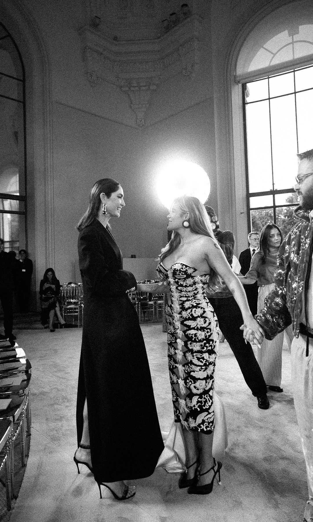 Eugenia Silva y Karol G en el desfile de Schiaparelli