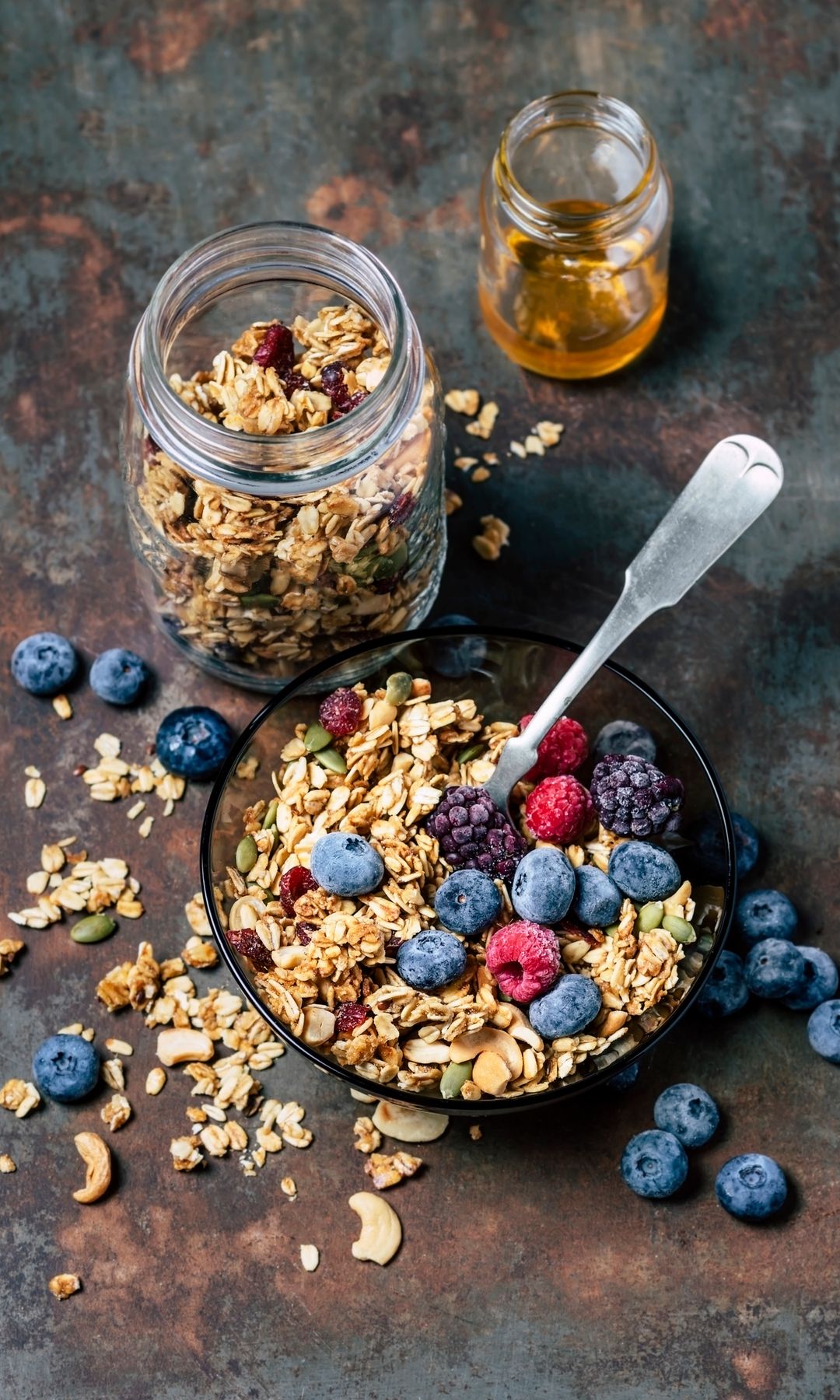 Un bol de granola con frutos del bosque