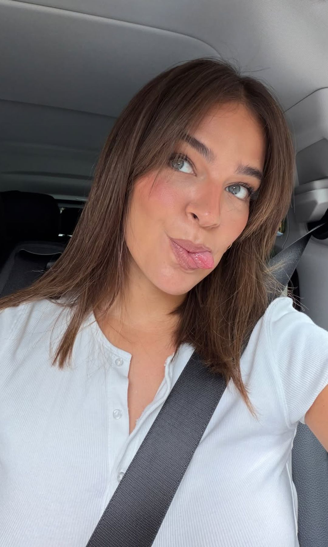 Laura Escanes con media melena y flequillo cortina abierto 