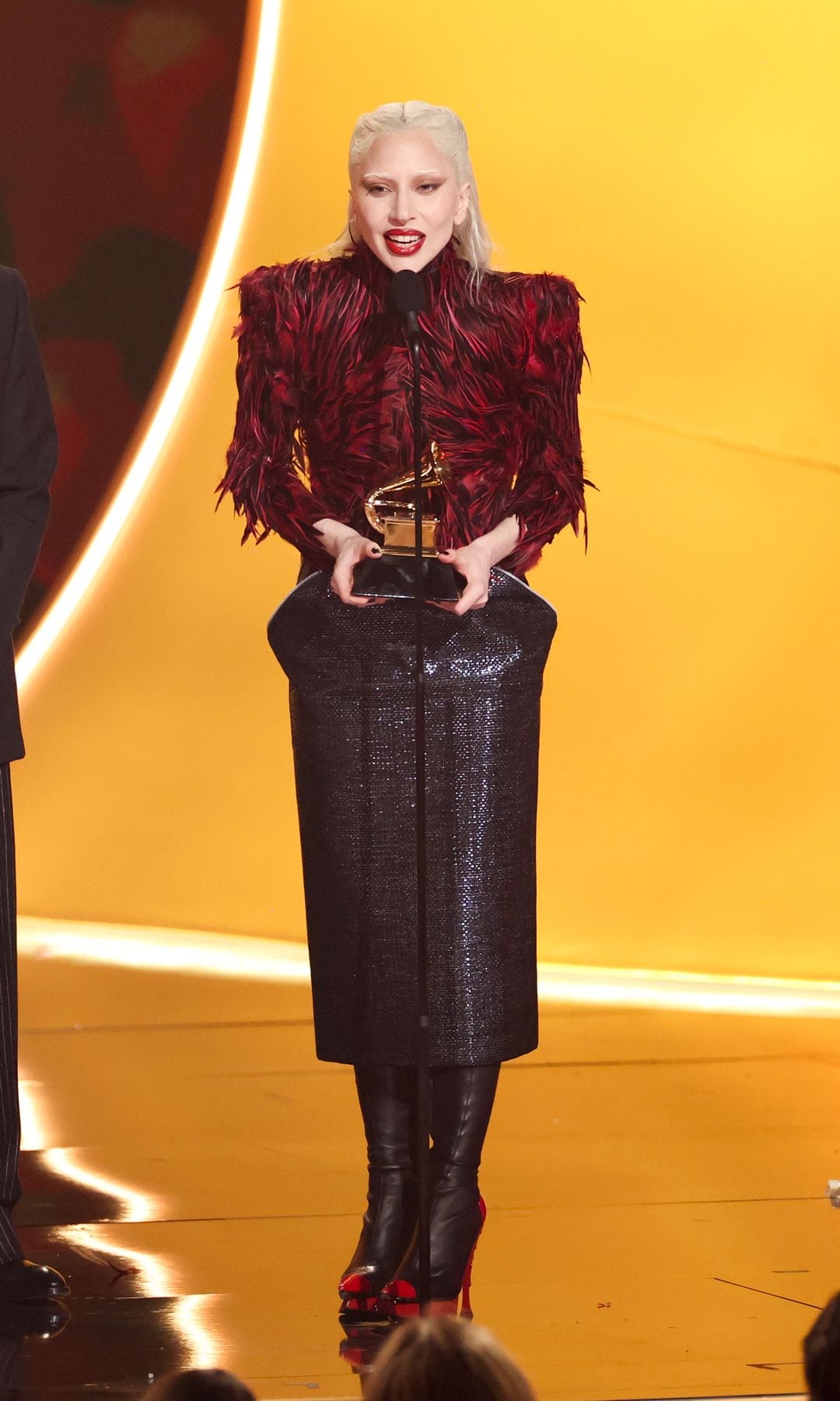 Lady Gaga recibiendo su Grammy a "Mejor Álbum de Pop Vocal"