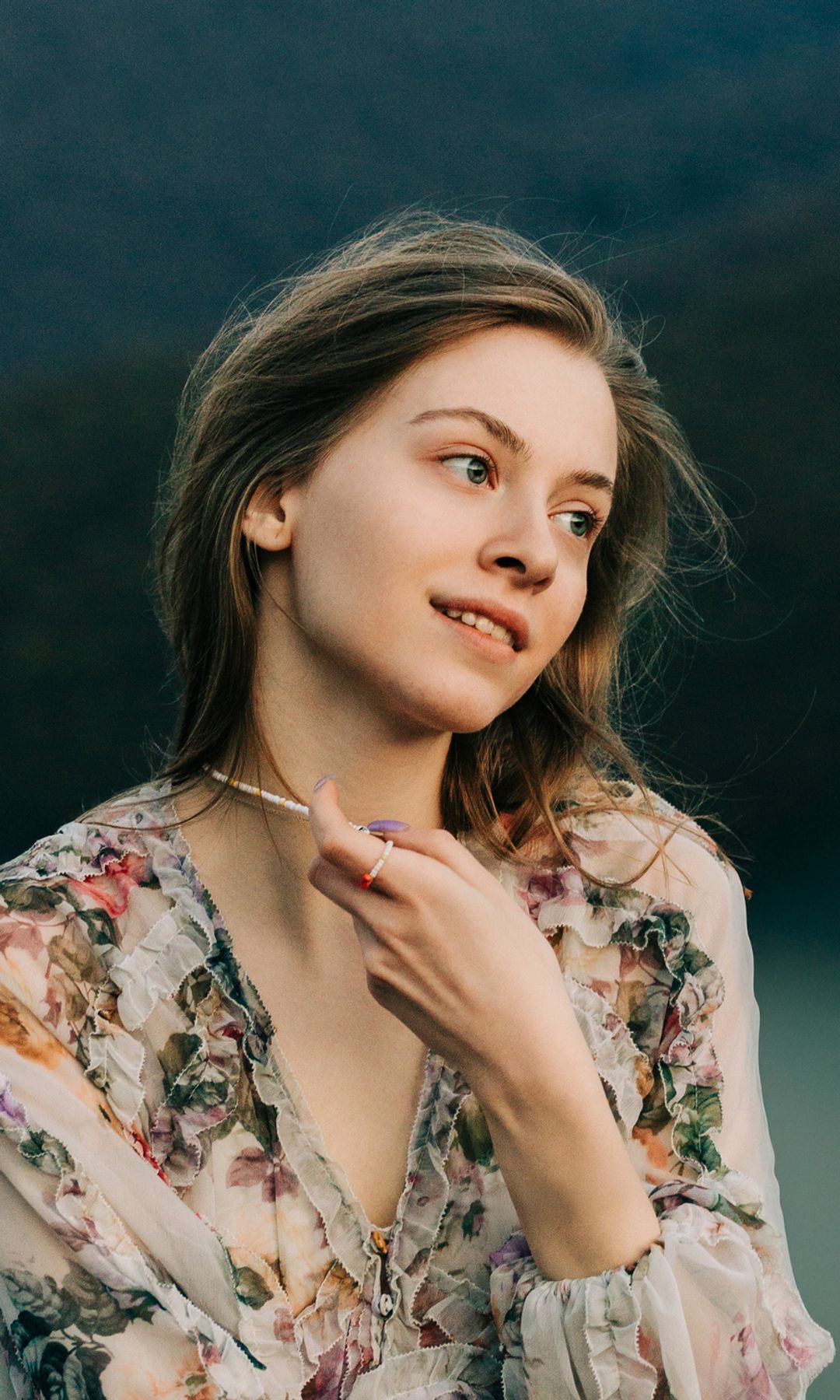 Mujer pensativa con un vestido de flores