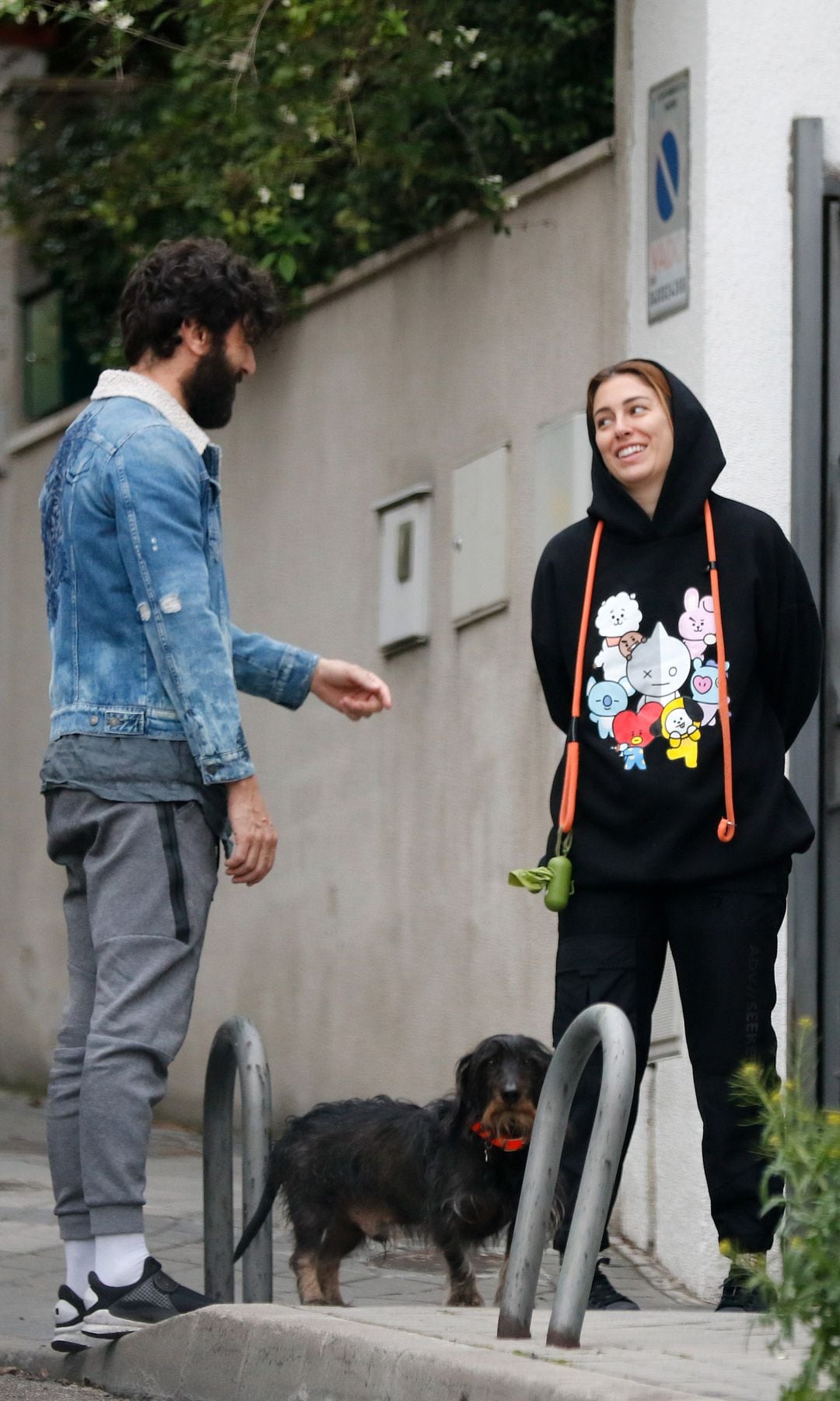 Javier Rey y Blanca Suarez, de paseo con su perro en la pandemia