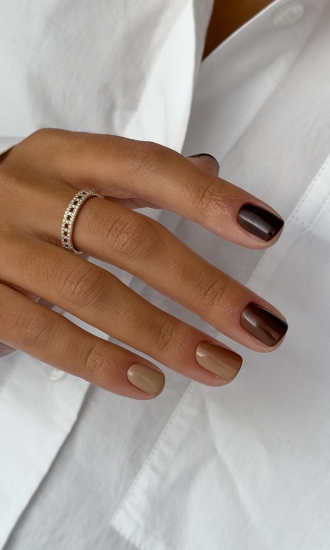 Manicura en tonos marrones