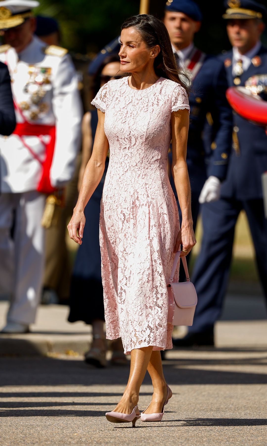 La reina Letizia deslumbra con un vestido de encaje perfecto para la ola de calor