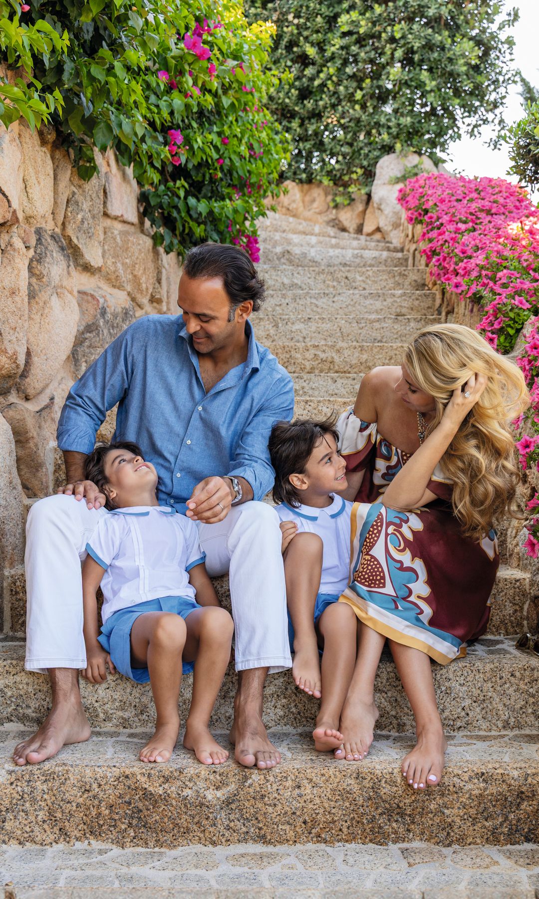 ENTRAMOS CON MARIANGELA LEONE JAMAL EN SU IMPRESIONANTE VILLA DE VERANO EN CERDEÑA, RODEADA DE VEGETACIÓN Y CON VISTAS AL EXCLUSIVO PUERTO DEPORTIVO DE PORTO CERVO