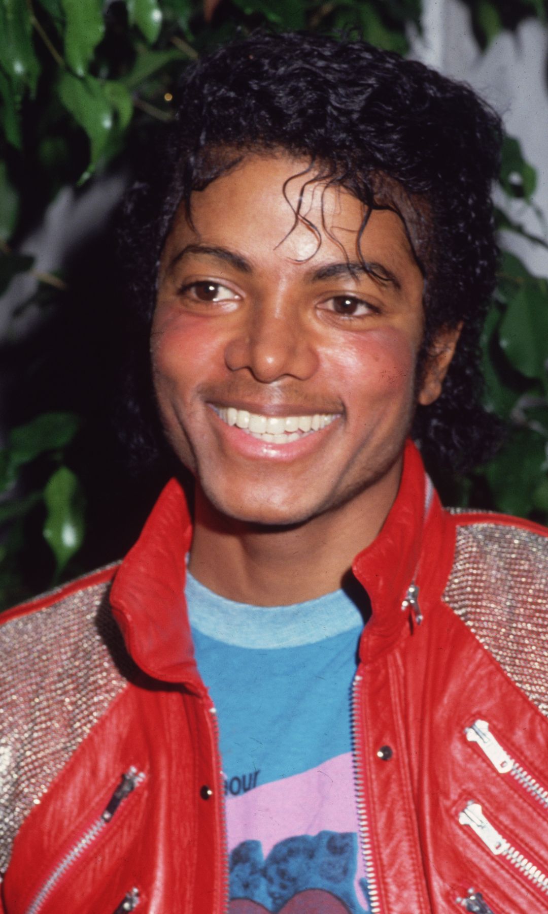  Michael Jackson  joven con chawueta roja