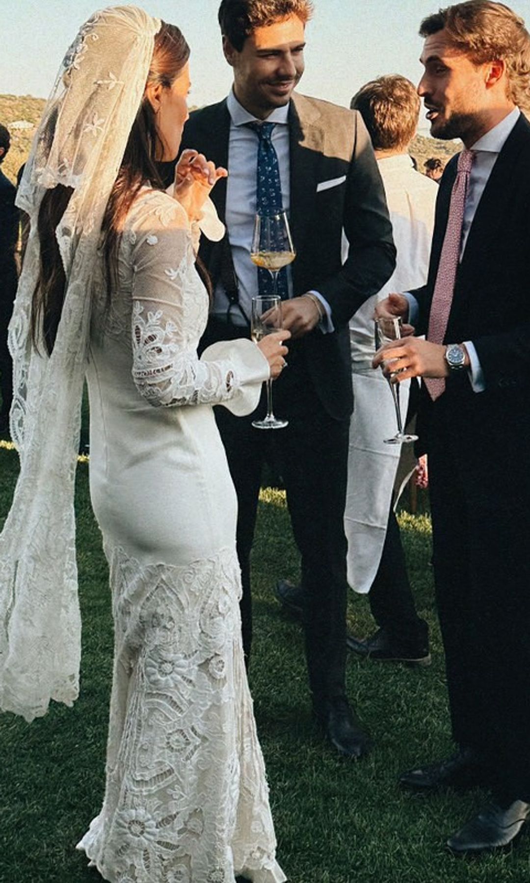 Una novia charlando con sus invitados