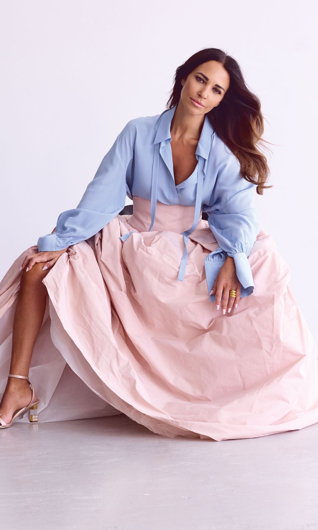 Paula posa en un editorial de moda para HOLA