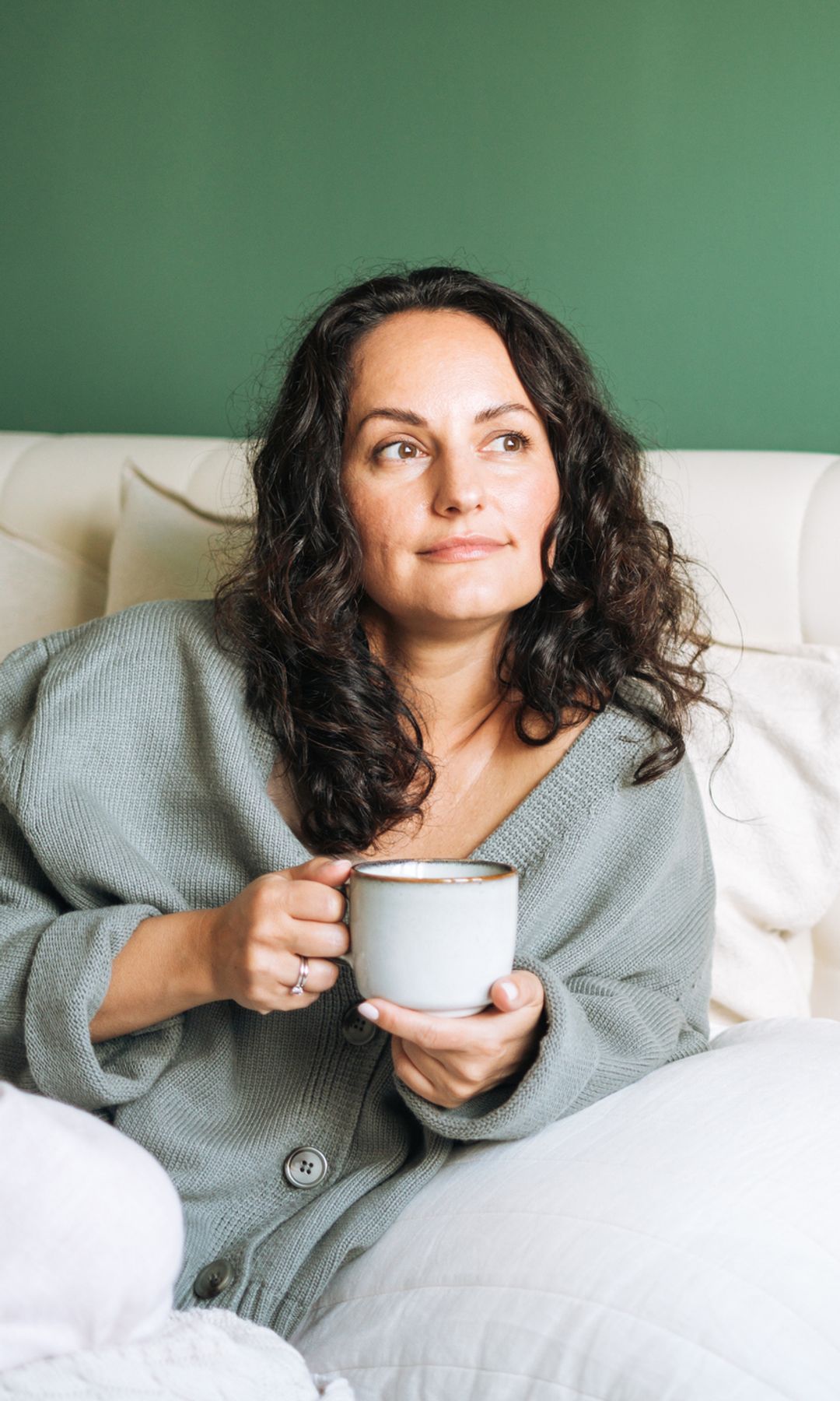 Mujer relajada en la cama con una taza de té 