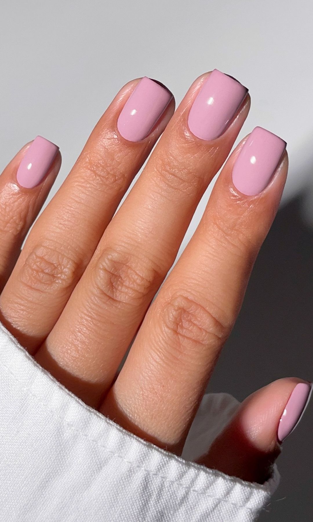 Manicura en rosa empolvado 