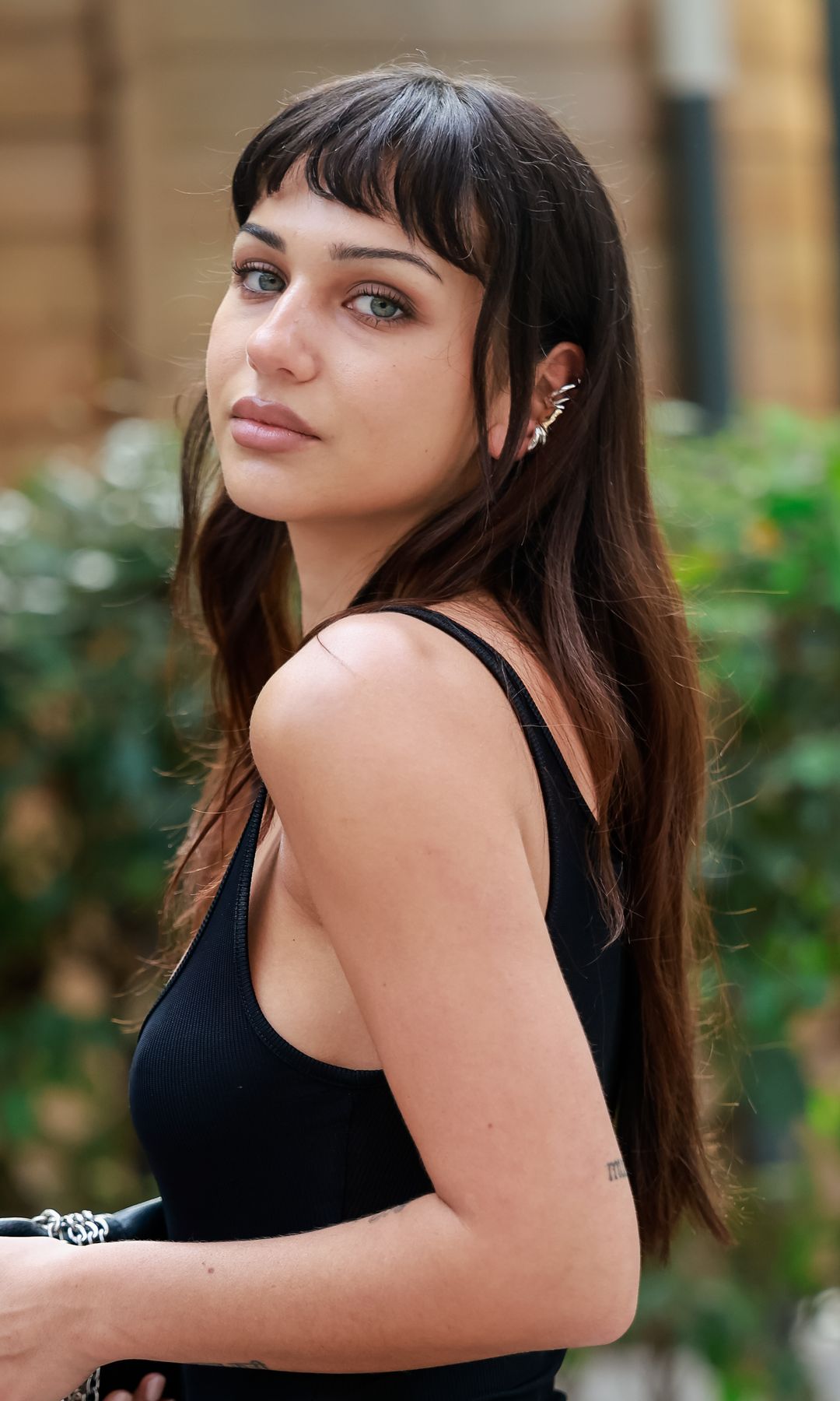 Mujer con cabello largo y con flequillo