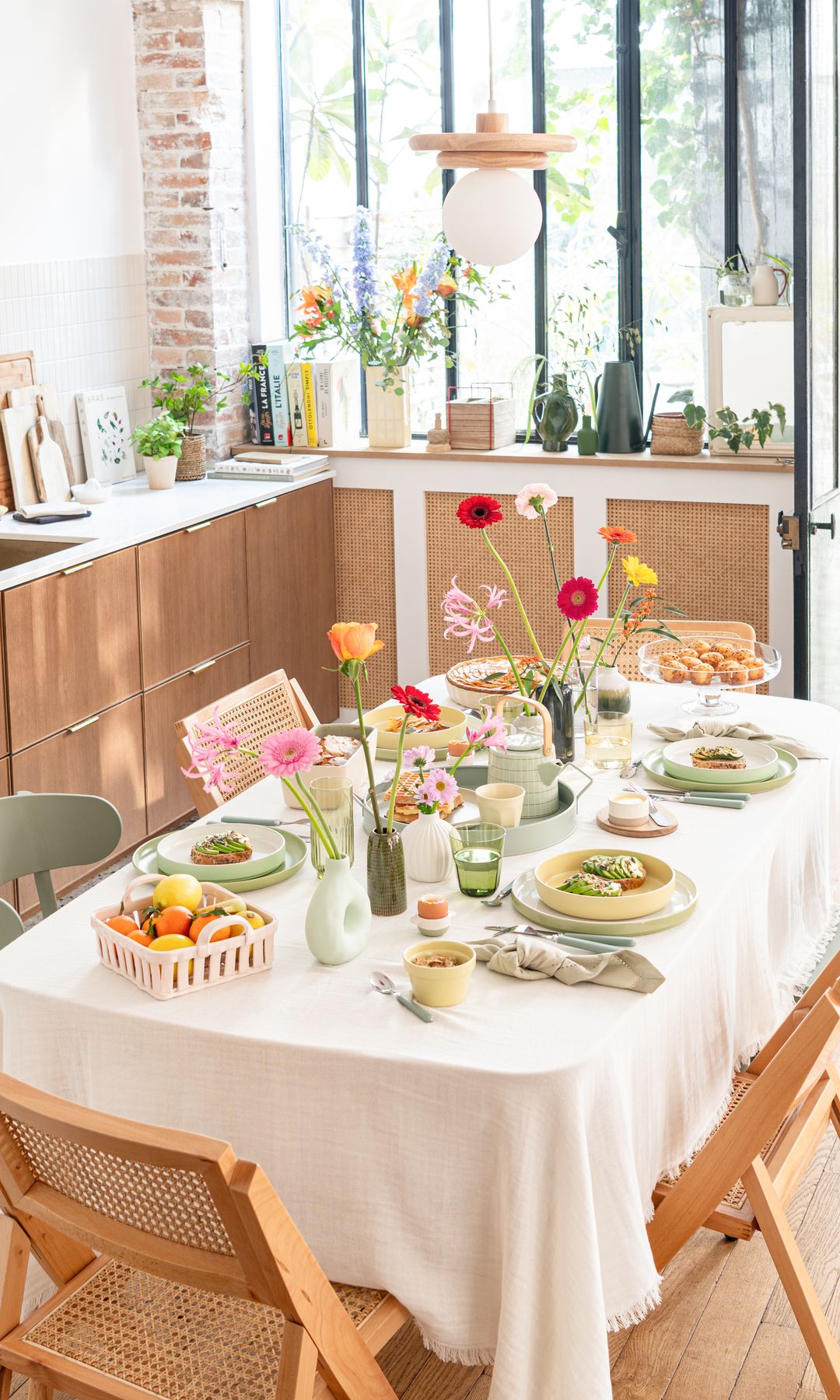 Mesa de comedor vestida con frescura