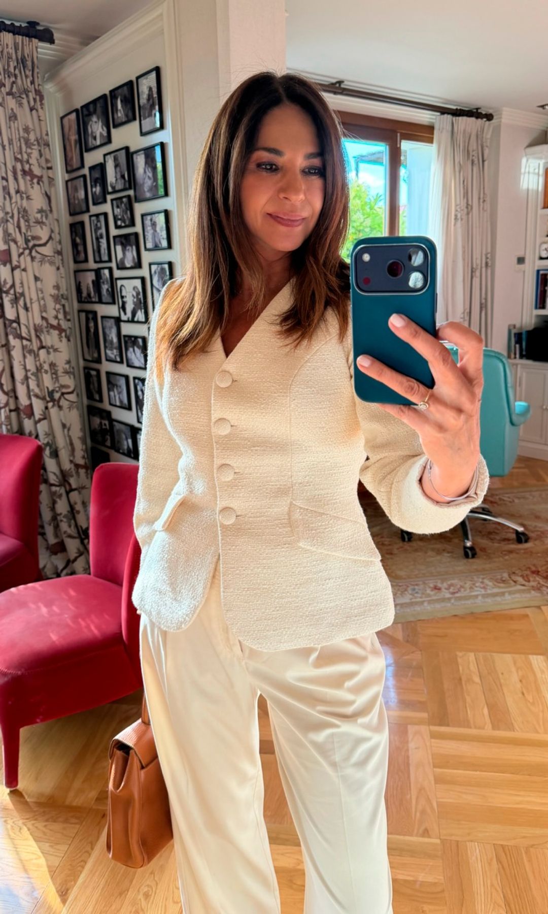 Mariló Montero, radiante en su nueva etapa como abuela, elige el traje blanco de firma española que soluciona cualquier look de invitada