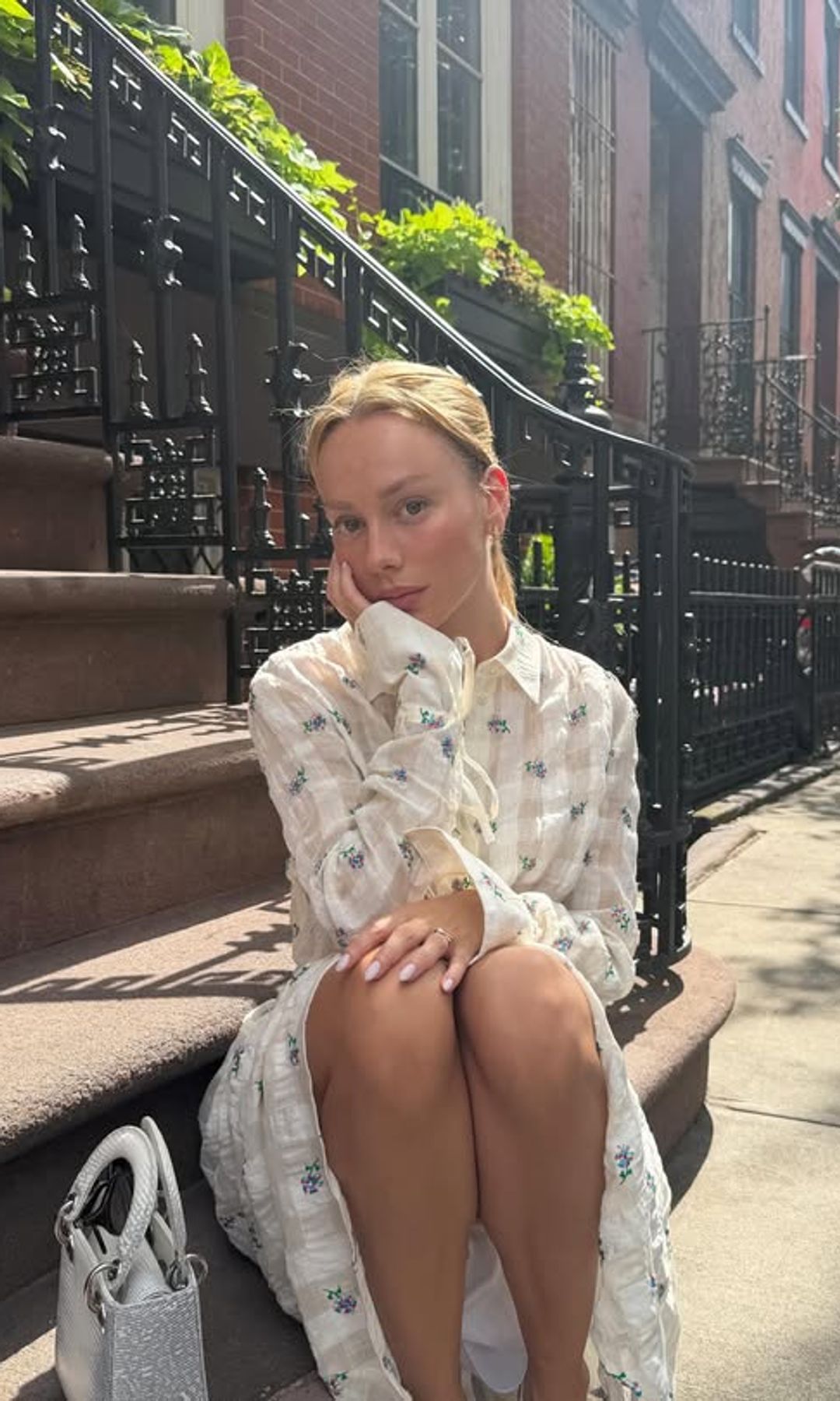 Ester Expósito deja atrás el estilo Y2K con el conjunto romántico que conquista Nueva York: flores, lino y la tendencia que nació con María Antonieta