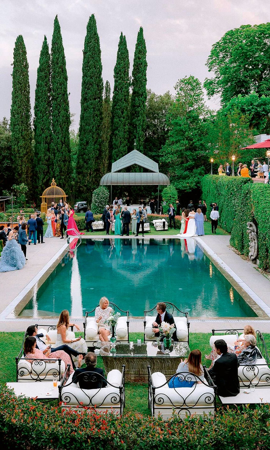 Un rincón de la piscina, concebido como espacio de encuentro y relax, donde tradición y vida cotidiana se entrelazan en un entorno de gran belleza paisajística